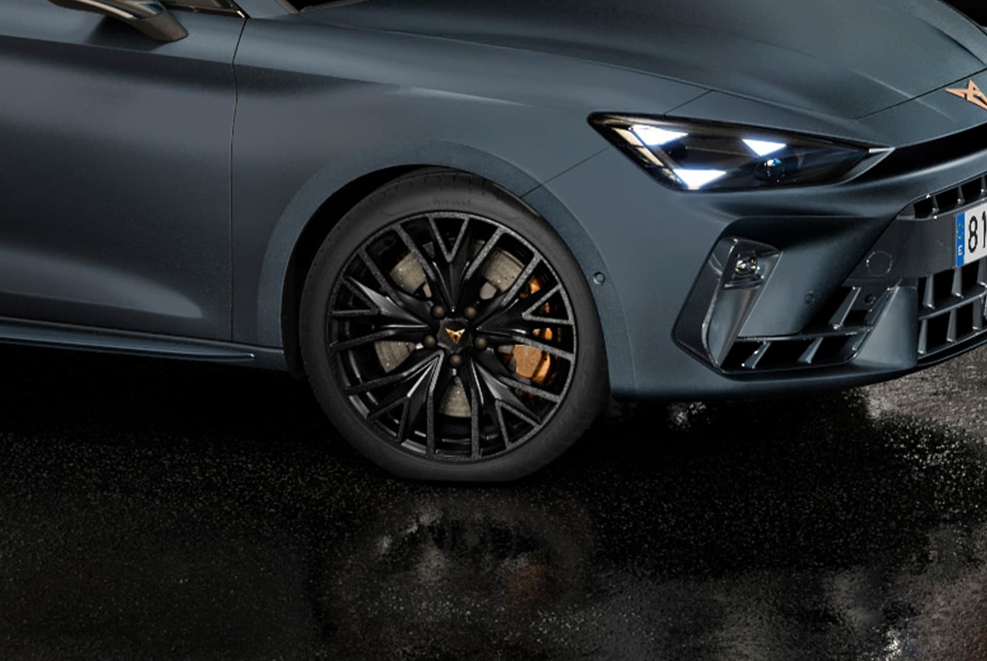 Närbild av den gråa seat leon sporttourer som framhäver den dominanta designen hos den högra 19-tums lättmetallfälgen i mattsvart sport.