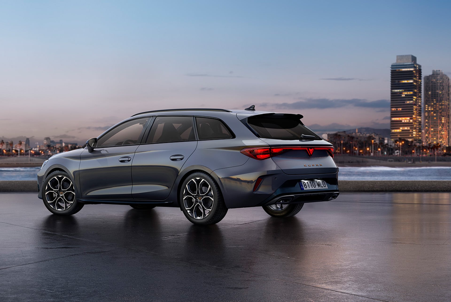 ny 2024 cupra leon sportstourer phev i rörelse