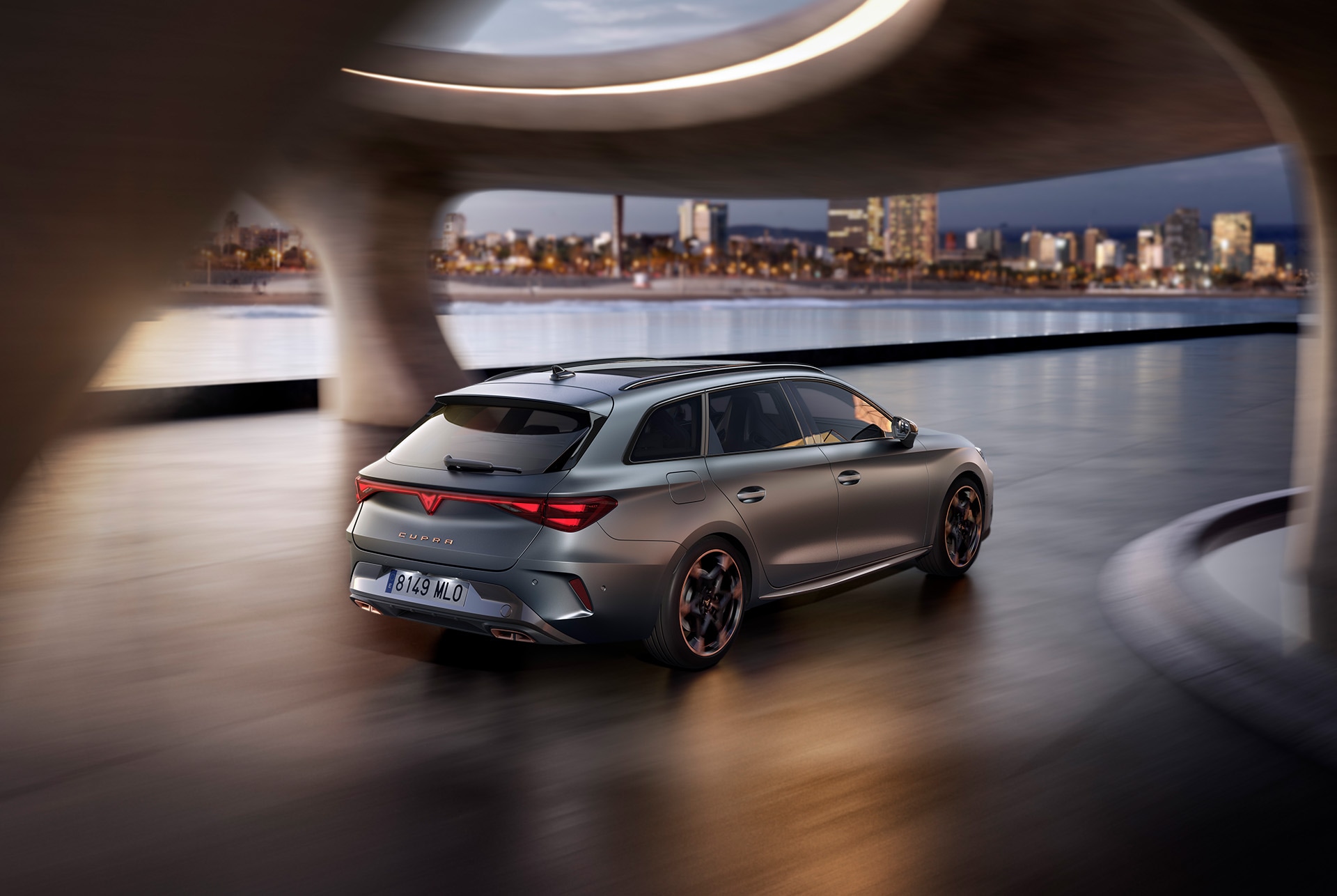 ny 2024 cupra leon sportstourer phev i rörelse
