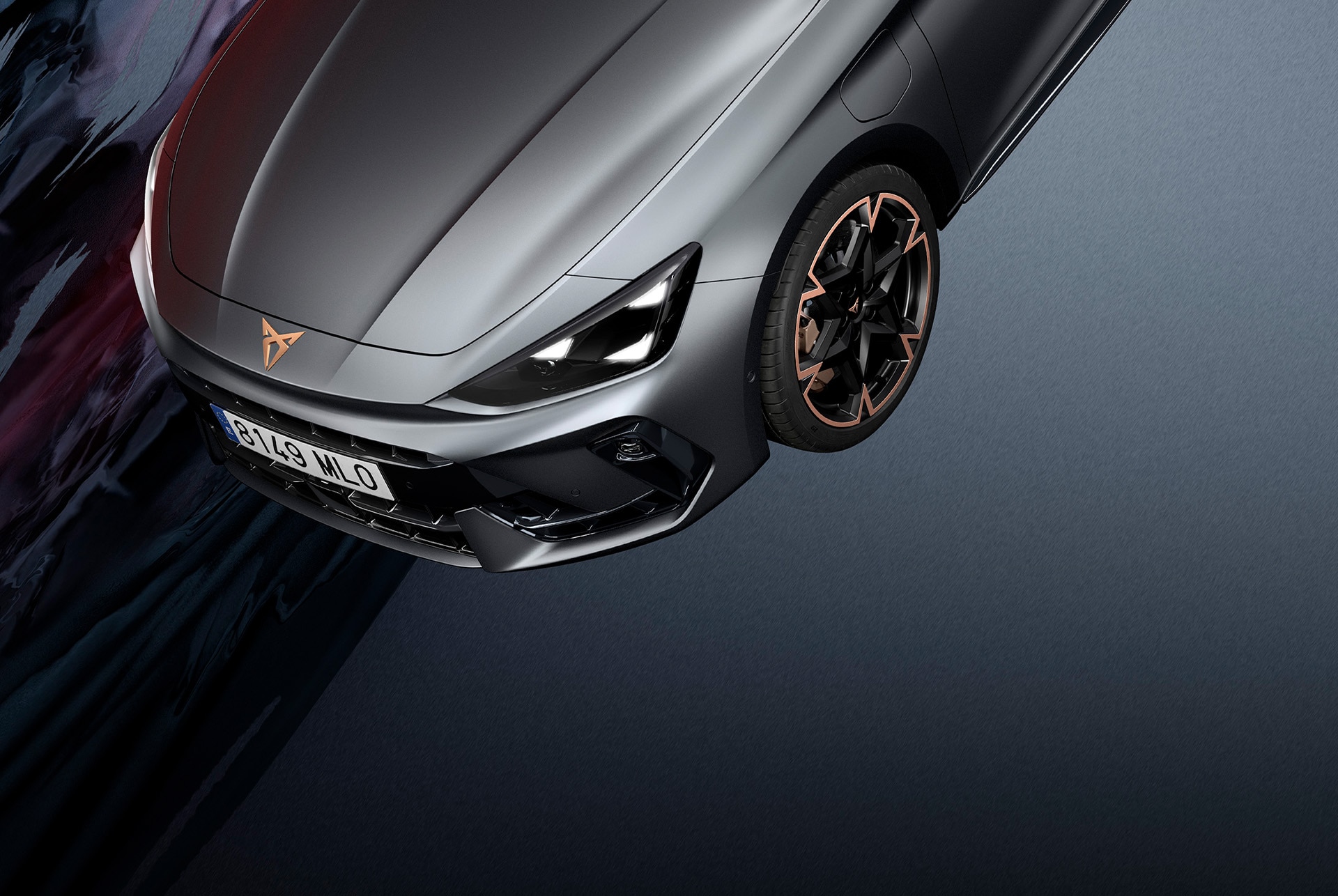 Nya cupra leon sportstourer 2024-teknik parkerad på cement, struktur med glödande kanter, med utsikt över stadens skyline i skymningen. Bilen visas i matt grå lack med kopparfärgade och svarta lättmetallfälgar.