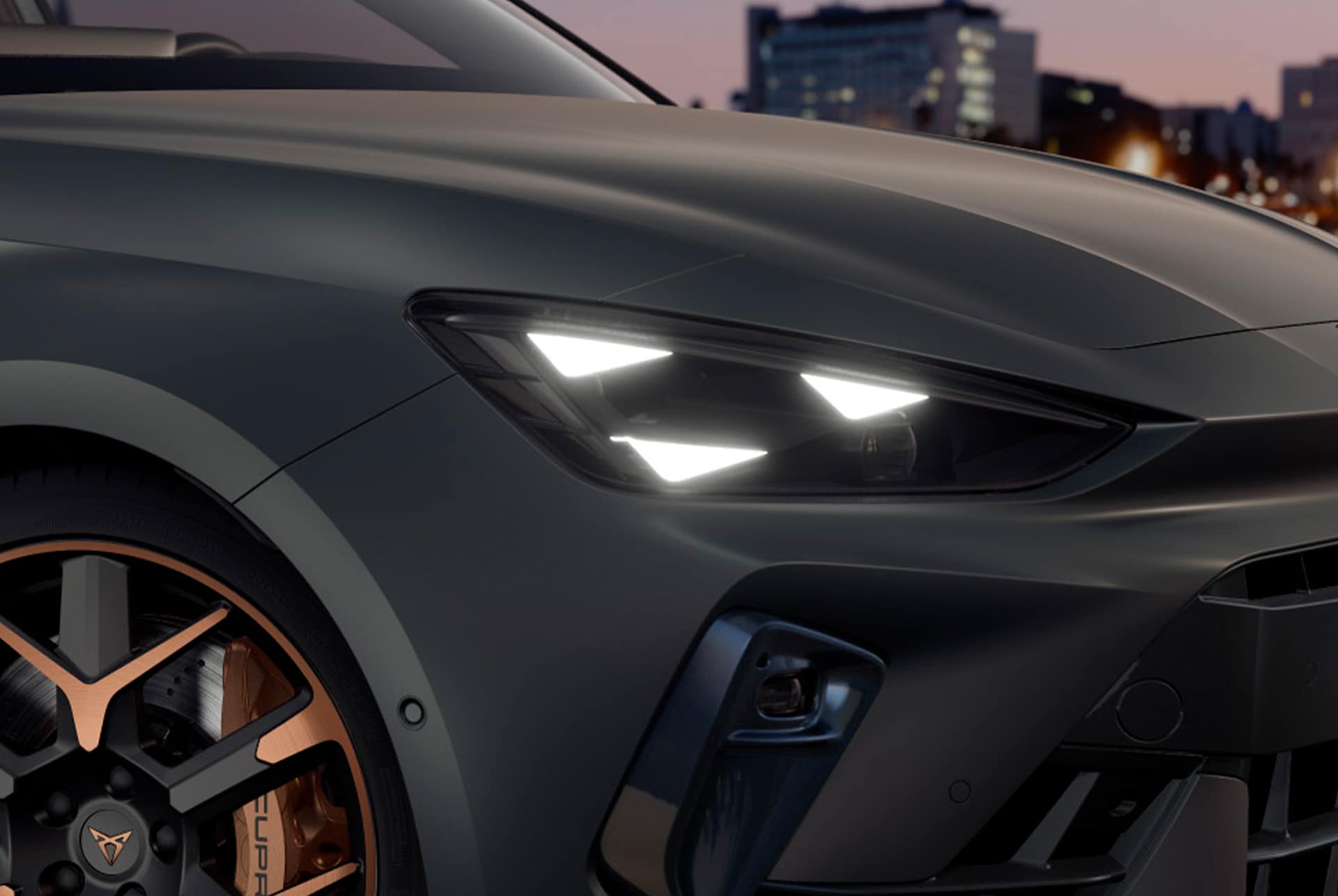 cupra leon sportstourer pure performance utrustningspaket, LED-matrisljus med distinkt signatur, kombinerat med en multifunktionskamera.