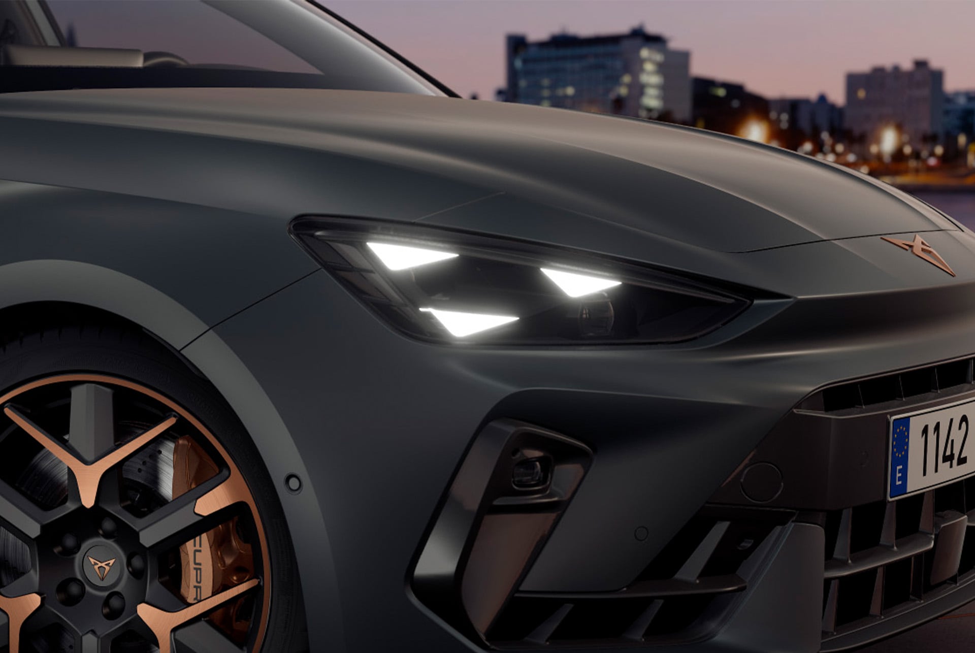 av nya cupra leon sportstourer 2024 pure performance utrustningspaket, LED-matrisljus med distinkt signatur, kombinerat med en multifunktionskamera.