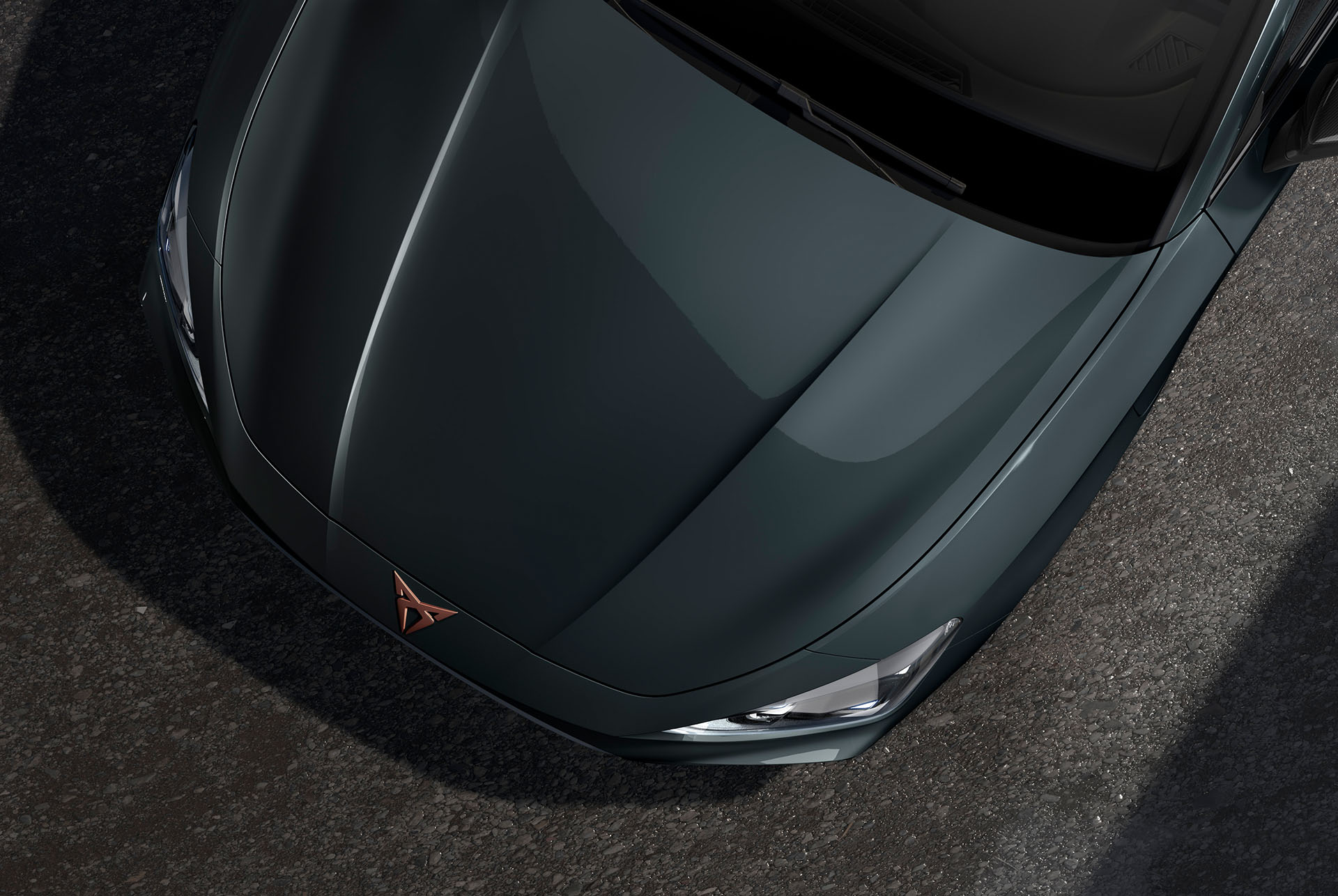 Fjärdedelsblå motorhuv på nya cupra leon sportstourer 2024, sedd ovanifrån