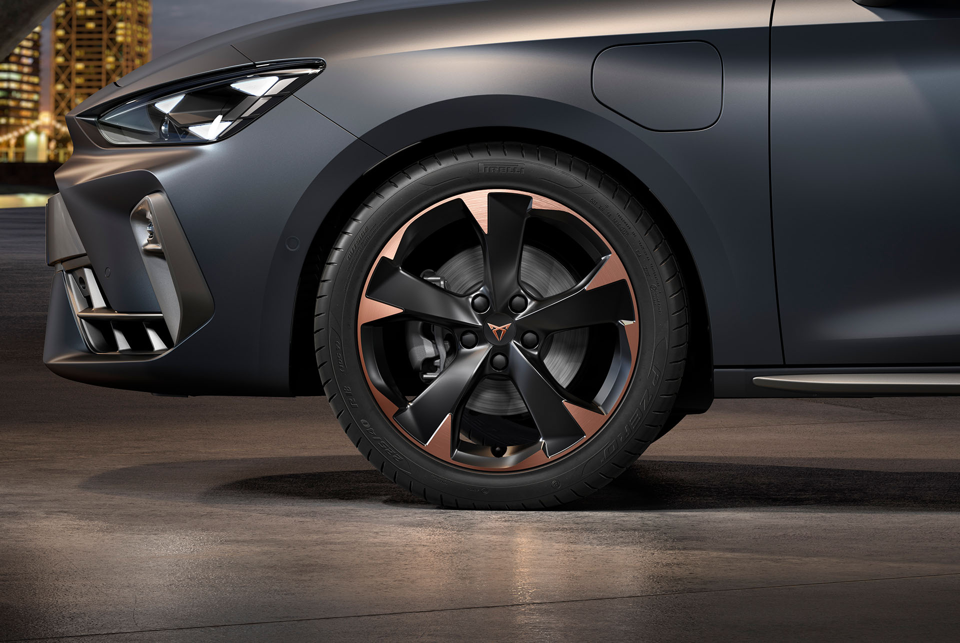 Mistral Garbi kopparbearbetade lättmetallfälgar till nya cupra leon sportstourer 2024, däck, signaturstrålkastare och grå kaross, sedda framifrån från sidan