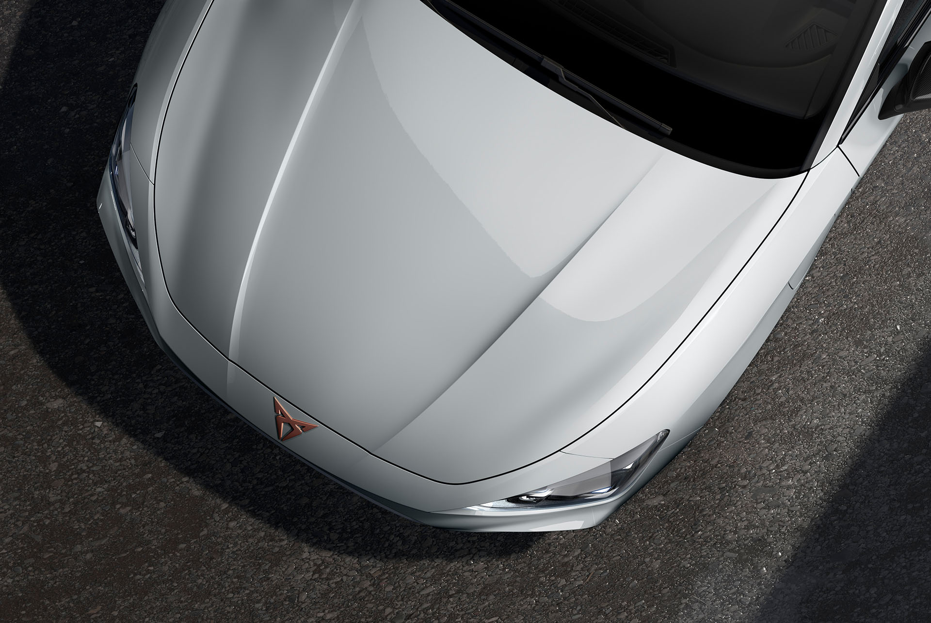 Nya cupra leon sportstourer 2024 i glacialt vitt sedd ur fågelperspektiv