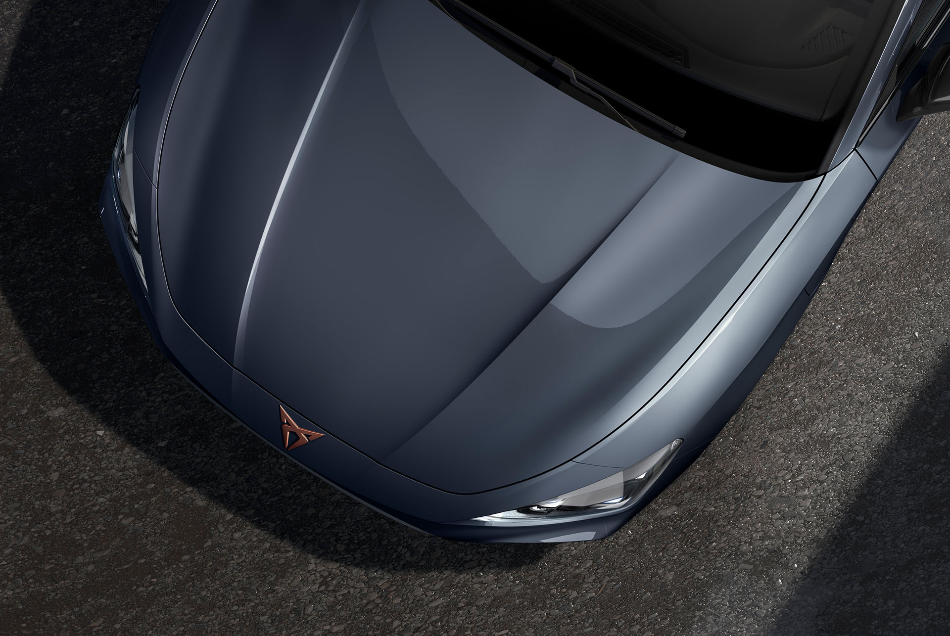 fågelperspektiv på en grå motorhuv med magnetteknik i nya cupra leon sportstourer 2024