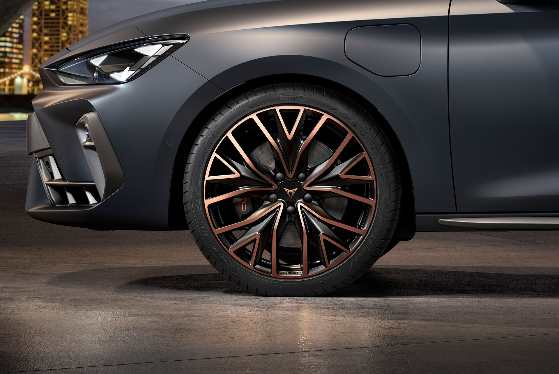 Vänster smidda kopparfälgar i koppar och svart på nya cupra leon sportstourer 2024, däck, signaturstrålkastare och grå kaross, sedda från sidan framifrån