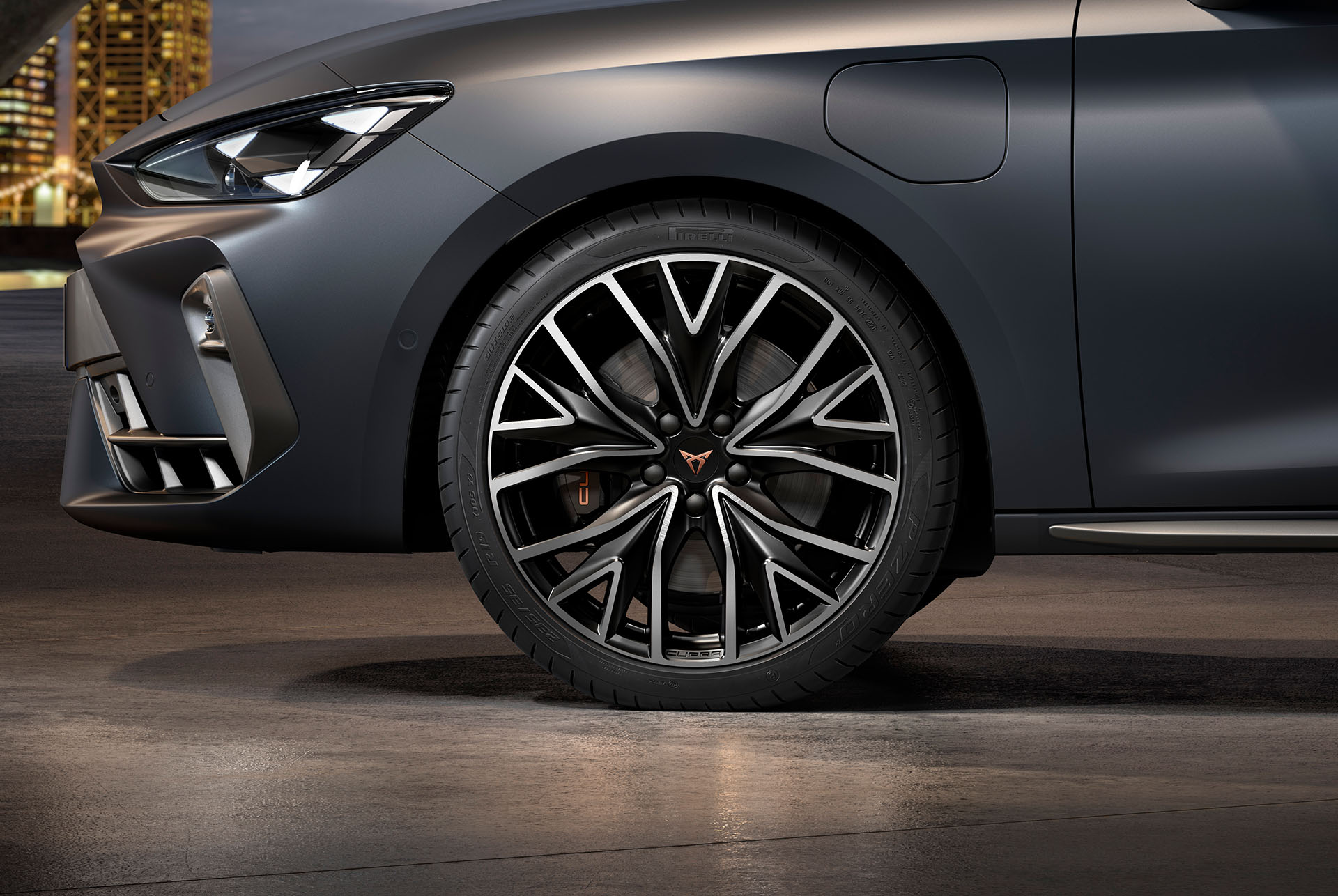 Vänster mistral-lättmetallfälg i silver och svart för nya cupra leon sportstourer 2024, däck, signaturstrålkastare och grå kaross, sedd från sidan framifrån