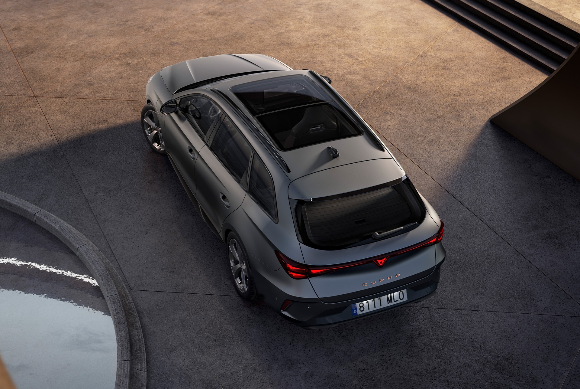 ny cupra leon sportstourer 2024 hybridbilsteknik, parkerad på betong, eagle eye med panoramasoltak och elektrisk baklucka