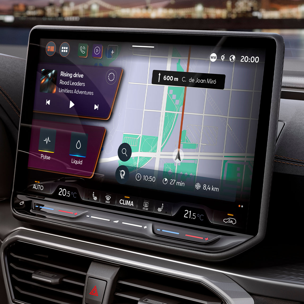 Nya cupra leon sportstourer 2024 instrumentpanelvy, infotainmentsystemskärm med cupra connect plus, för att hitta PHEV-laddningsstationer, trafikvarningar i realtid, laddningsstationer och hitta parkeringsplatser.