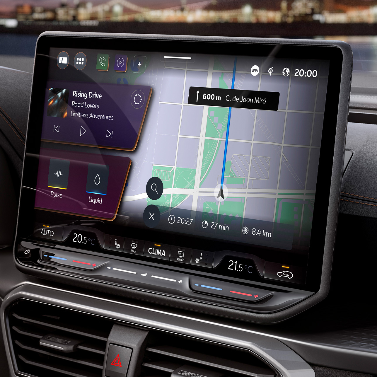 Nya cupra leon sportstourer 2024 instrumentpanelvy, infotainmentsystemskärm med cupra connect plus, för att hitta PHEV-laddningsstationer, trafikvarningar i realtid, laddningsstationer och hitta parkeringsplatser.