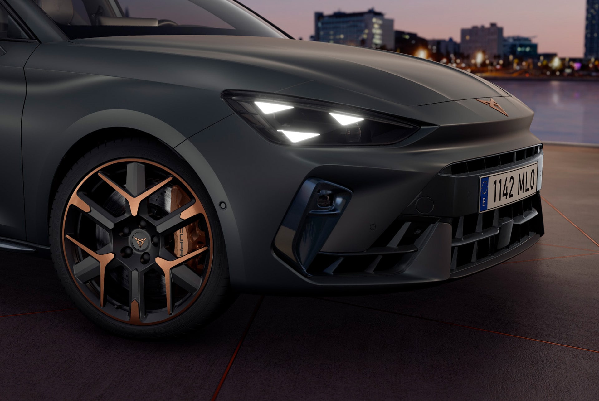 ny cupra leon sportstourer 2024 hybridbilsteknik, parkerad på betong, stadslandskap och arkitektonisk betongstruktur med cupra matrix LED-strålkastare