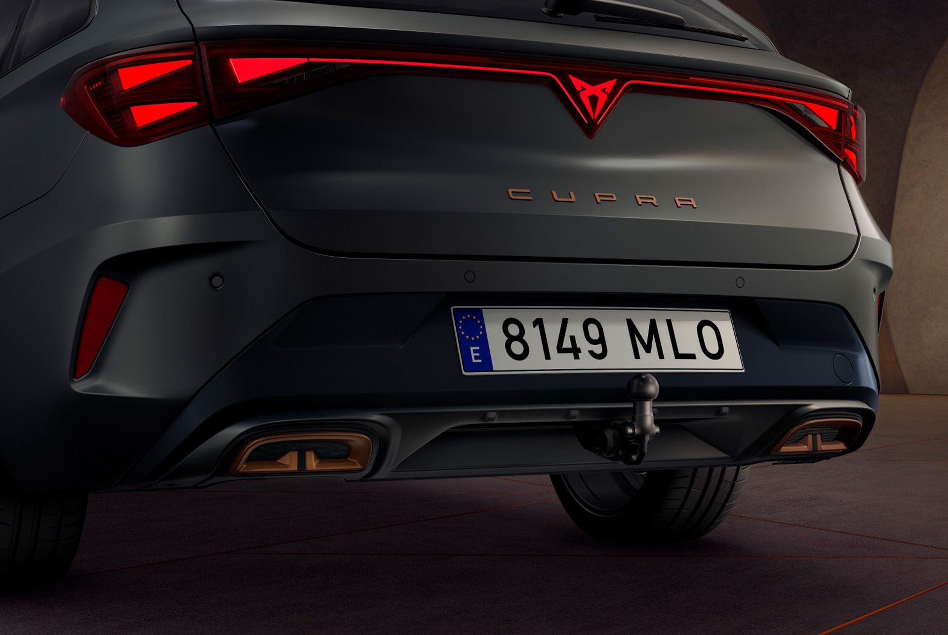 närbild bakifrån från sidan av den nya hybridbilen cupra leon enceladus grey matt 2024, smidda fälgar med kopparaccenter, betongstruktur och stadens skyline