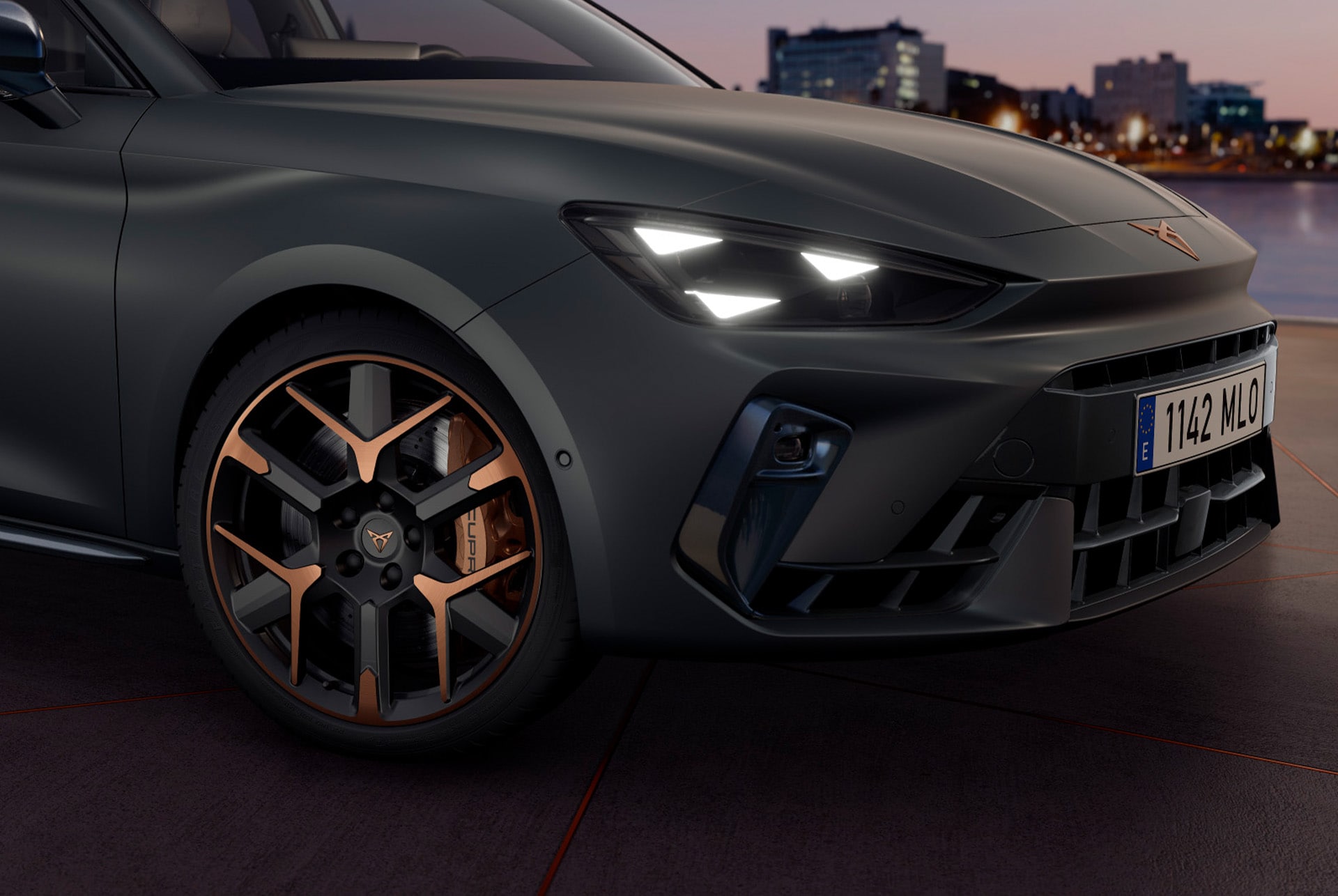 ny cupra leon sportstourer 2024 närbild på koppardetaljer och svarta fälgar och cupra-strålkastare med triangelformade ögon, enceladus grey matt kaross