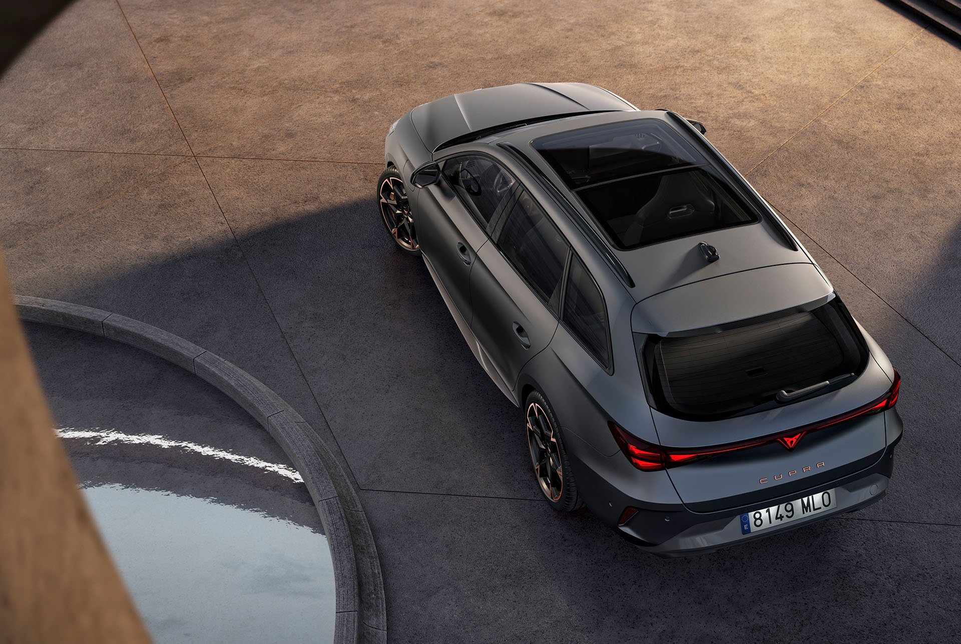 ny cupra leon sportstourer 2024 hybridbilsteknik, parkerad på betong, eagle eye med panoramasoltak och elektrisk baklucka