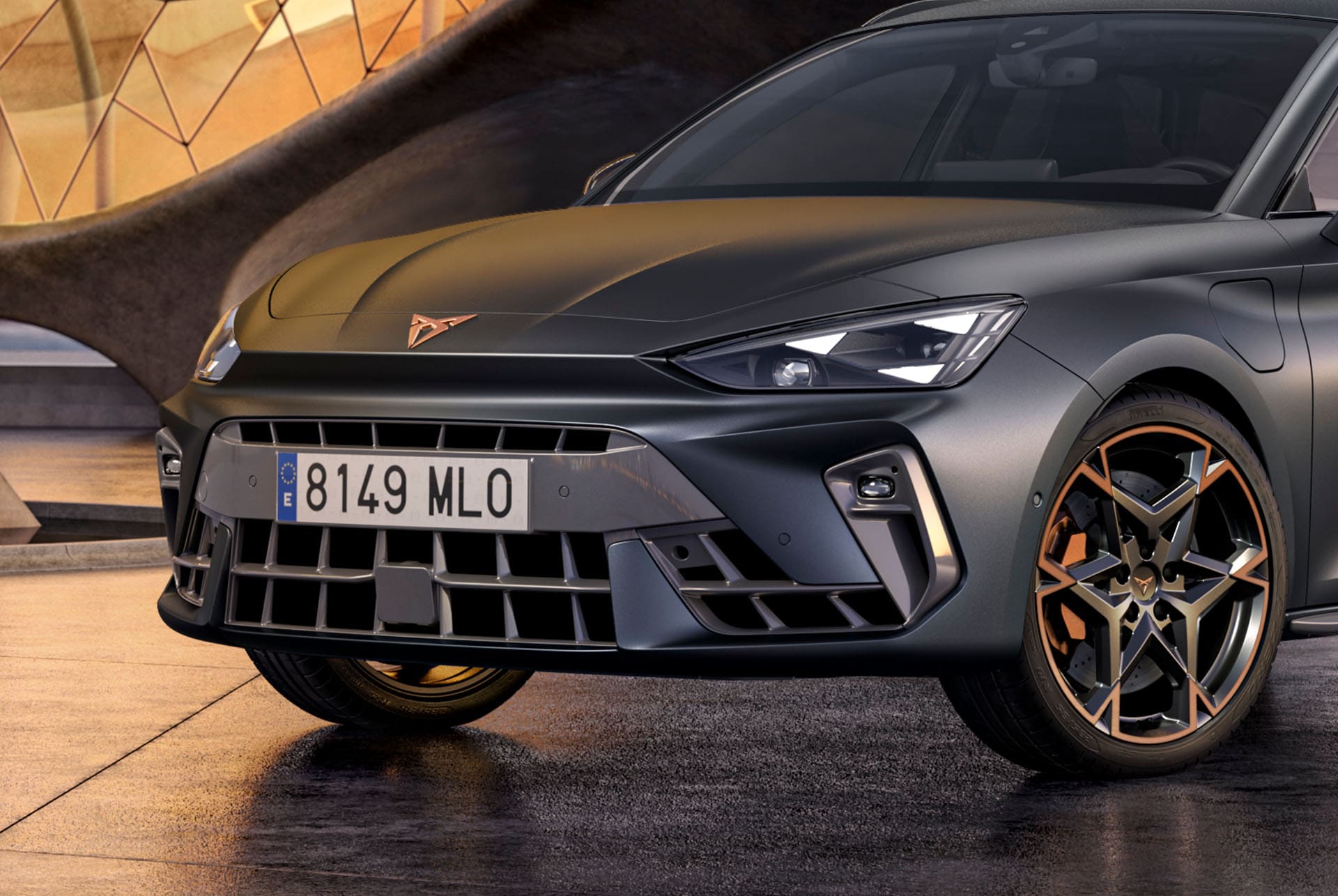 ny cupra leon sportstourer 2024 hybridbilsteknik, parkerad på betong, stadslandskap och arkitektonisk betongstruktur med cupra matrix LED-strålkastare