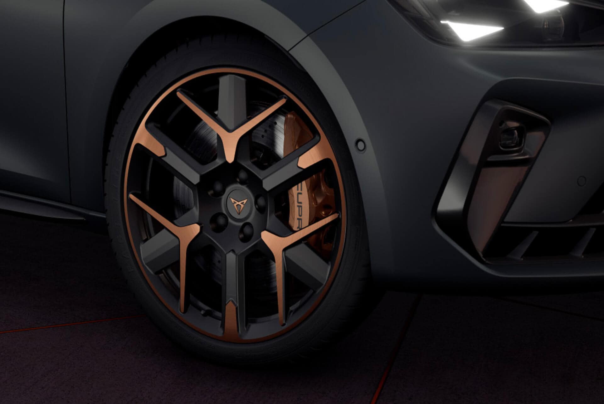 ny cupra leon sportstourer 2024 närbild på koppardetaljer och svarta fälgar och cupra-strålkastare med triangelformade ögon, enceladus grey matt kaross