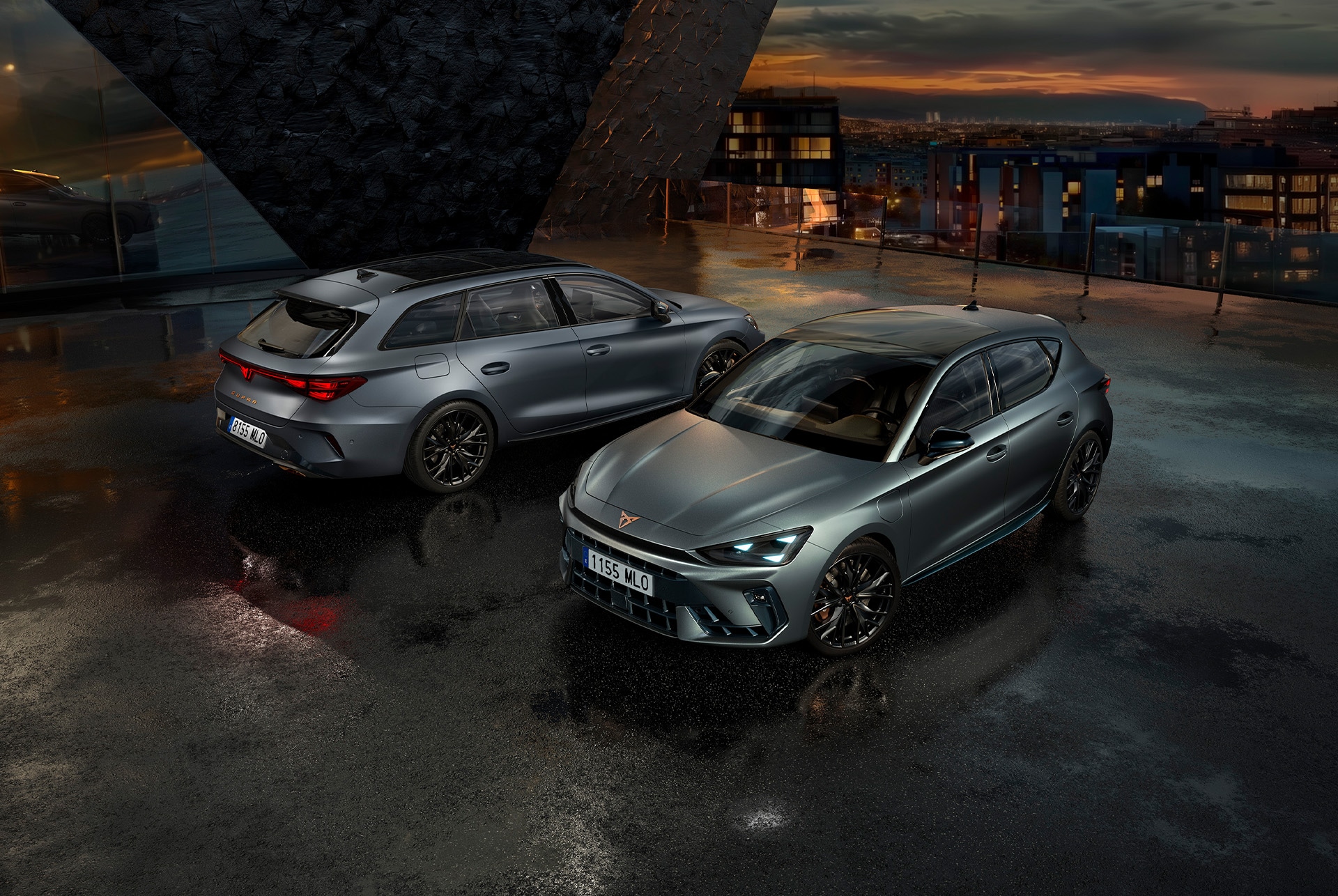 : bild av två cupra leon parkerade i nattmiljö; Den ena visar frontdesignen och den andra bakdesignen