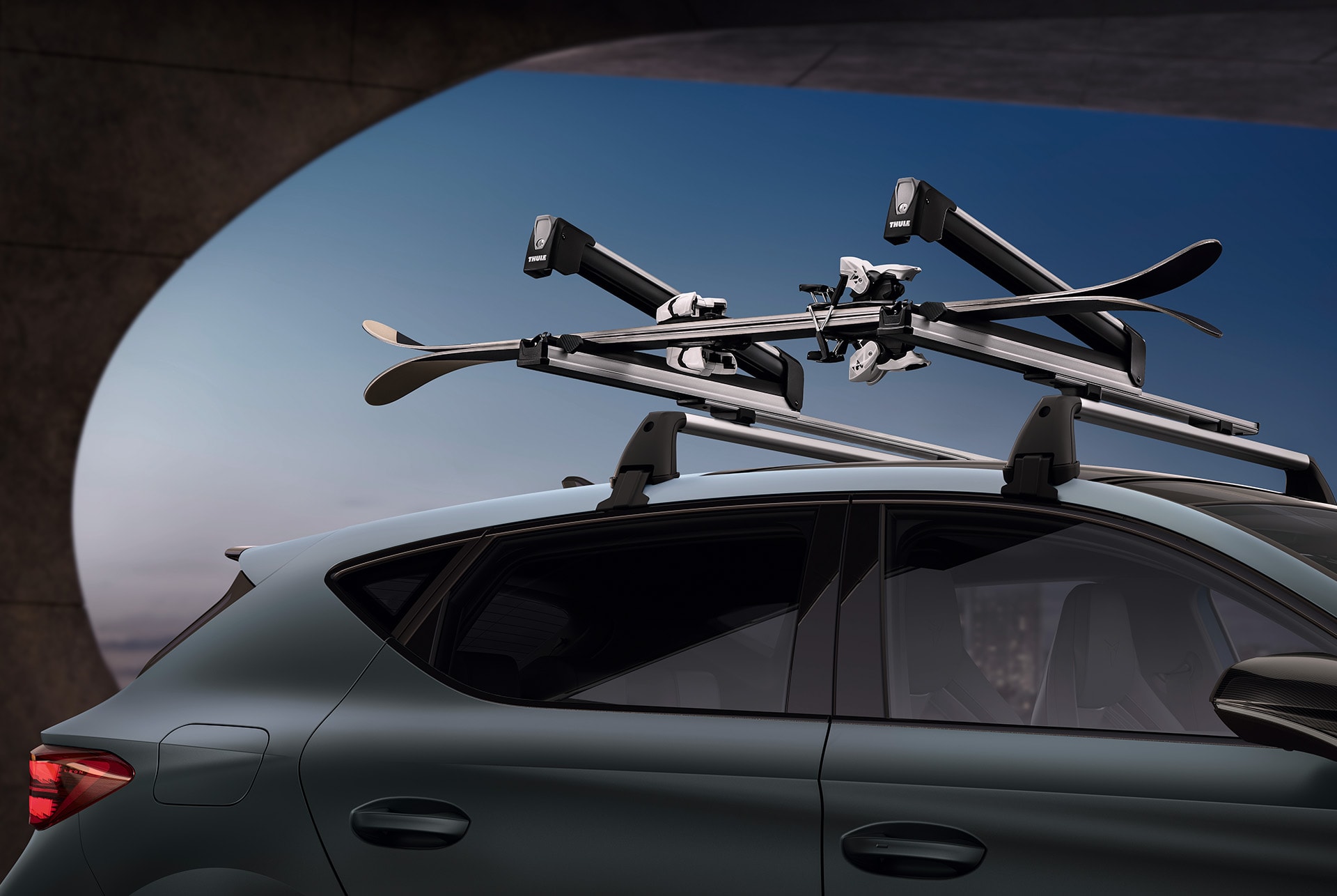 Nya cupra leon 2024 Thule takmonterad skidhållare sedd från sidan