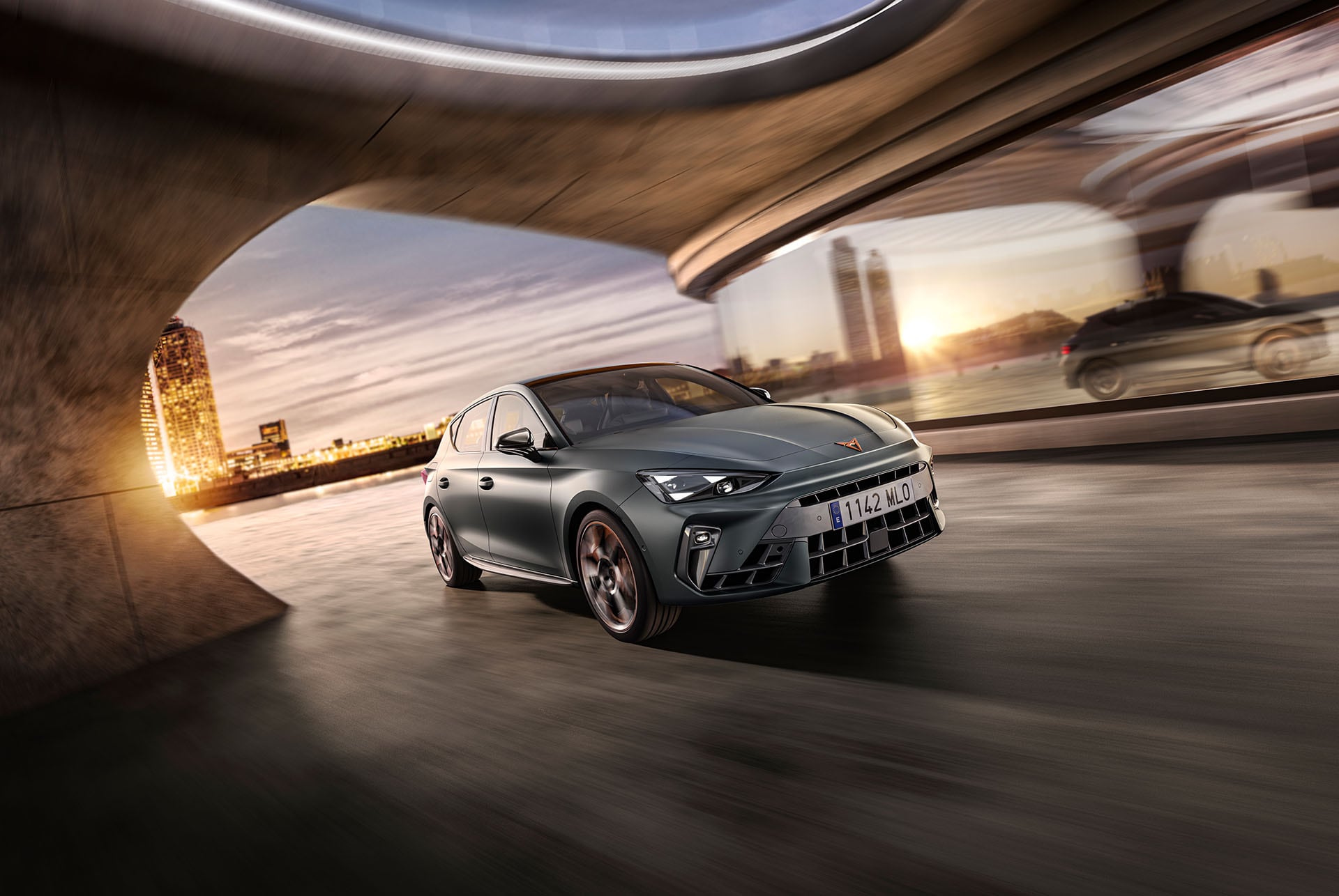ny cupra leon 2024 ratt, val av infotainment-körprofil, avancerad styrteknik, dynamiskt chassikontrollalternativ, instrumentpanel, fönster och city skyline