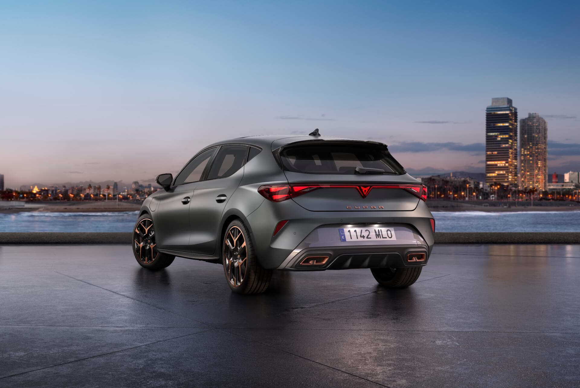 ny cupra leon vz 2024, blå himmel, solnedgång, bakljus, mattgrå kaross, bilmodell.
