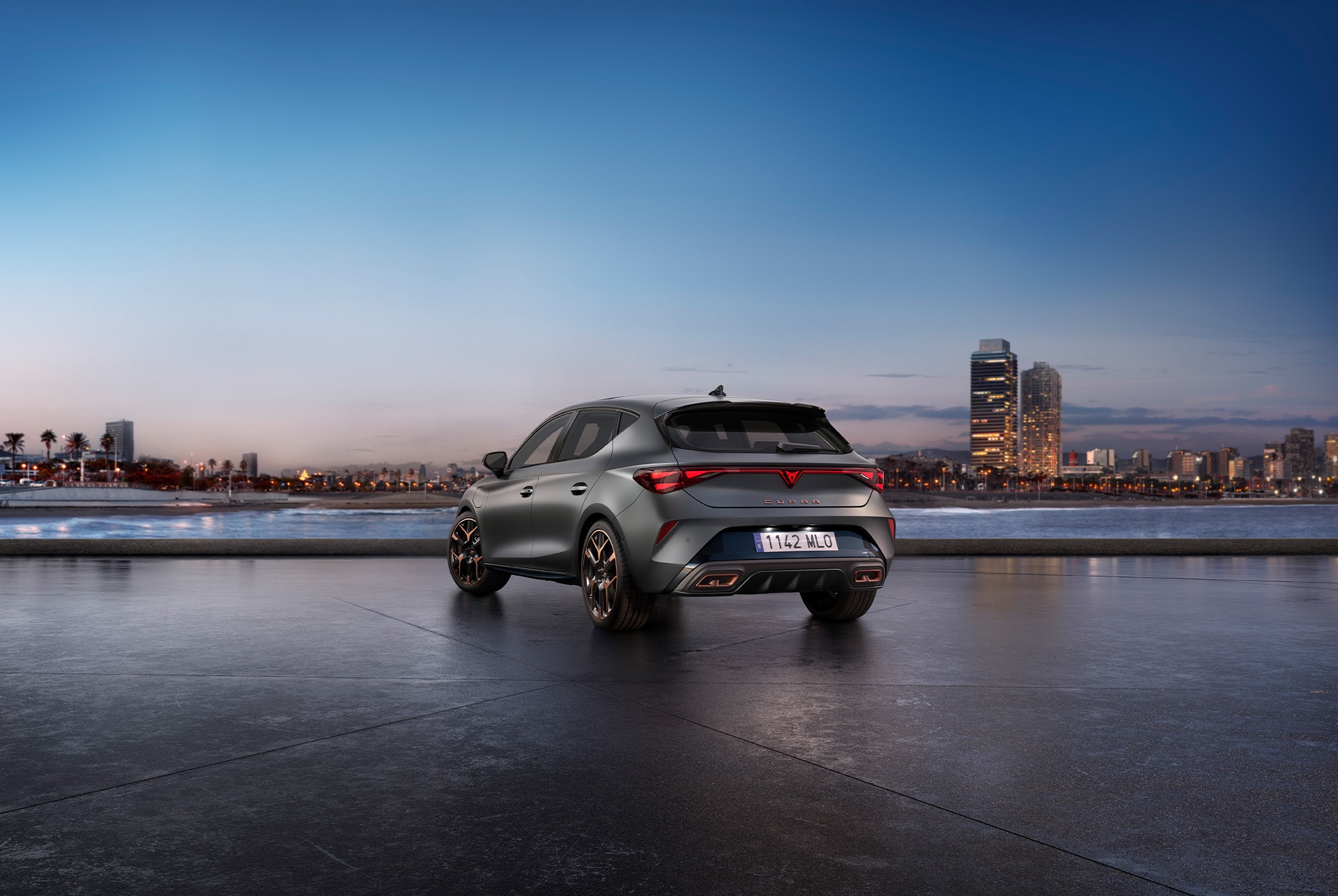 ny cupra leon vz 2024, blå himmel, solnedgång, bakljus, mattgrå kaross, bilmodell.