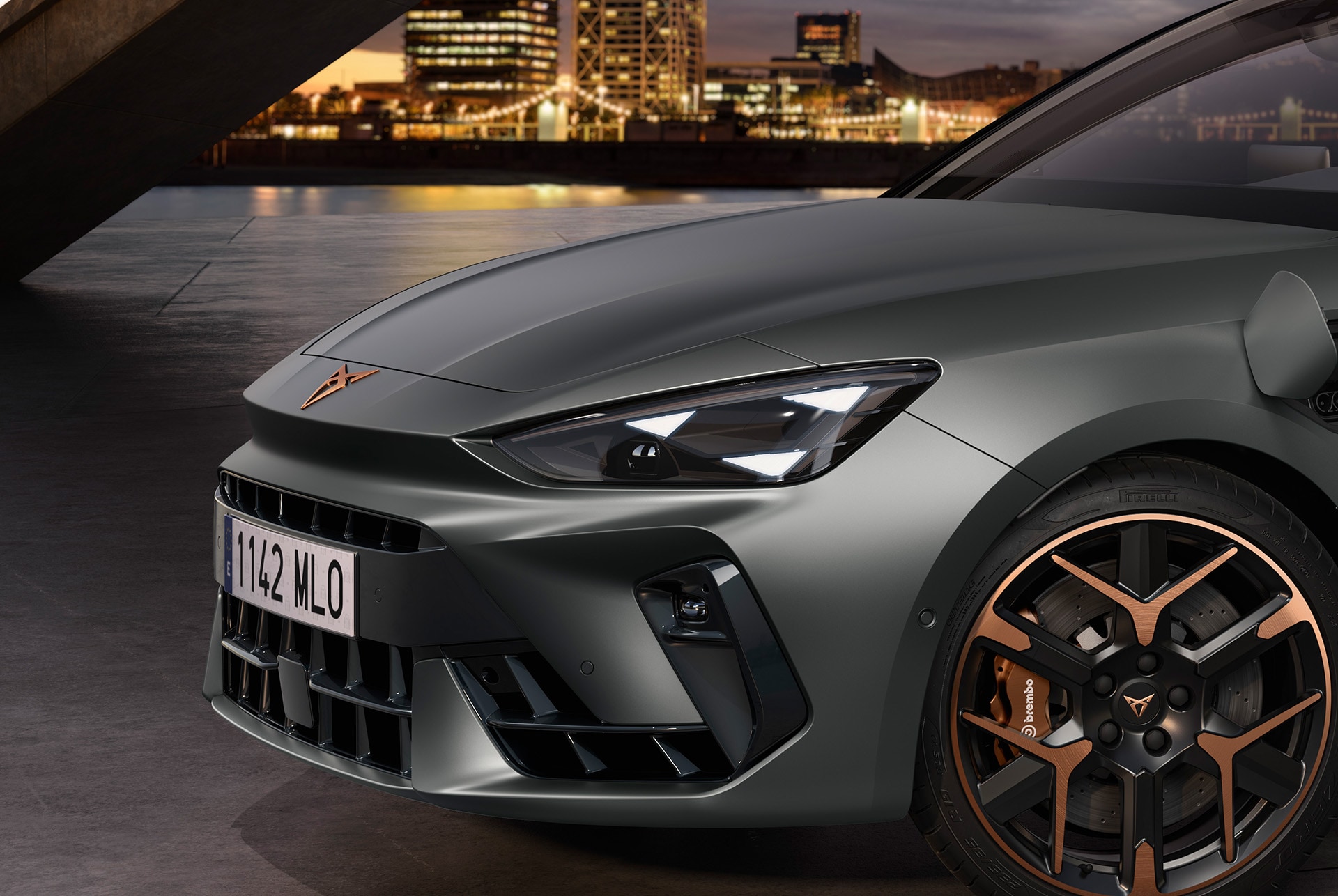 Cupra Leon hybridbilsmodell på laddningsutrustningspaket, matris-LED-strålkastare med distinkta signaturstrålkastare.