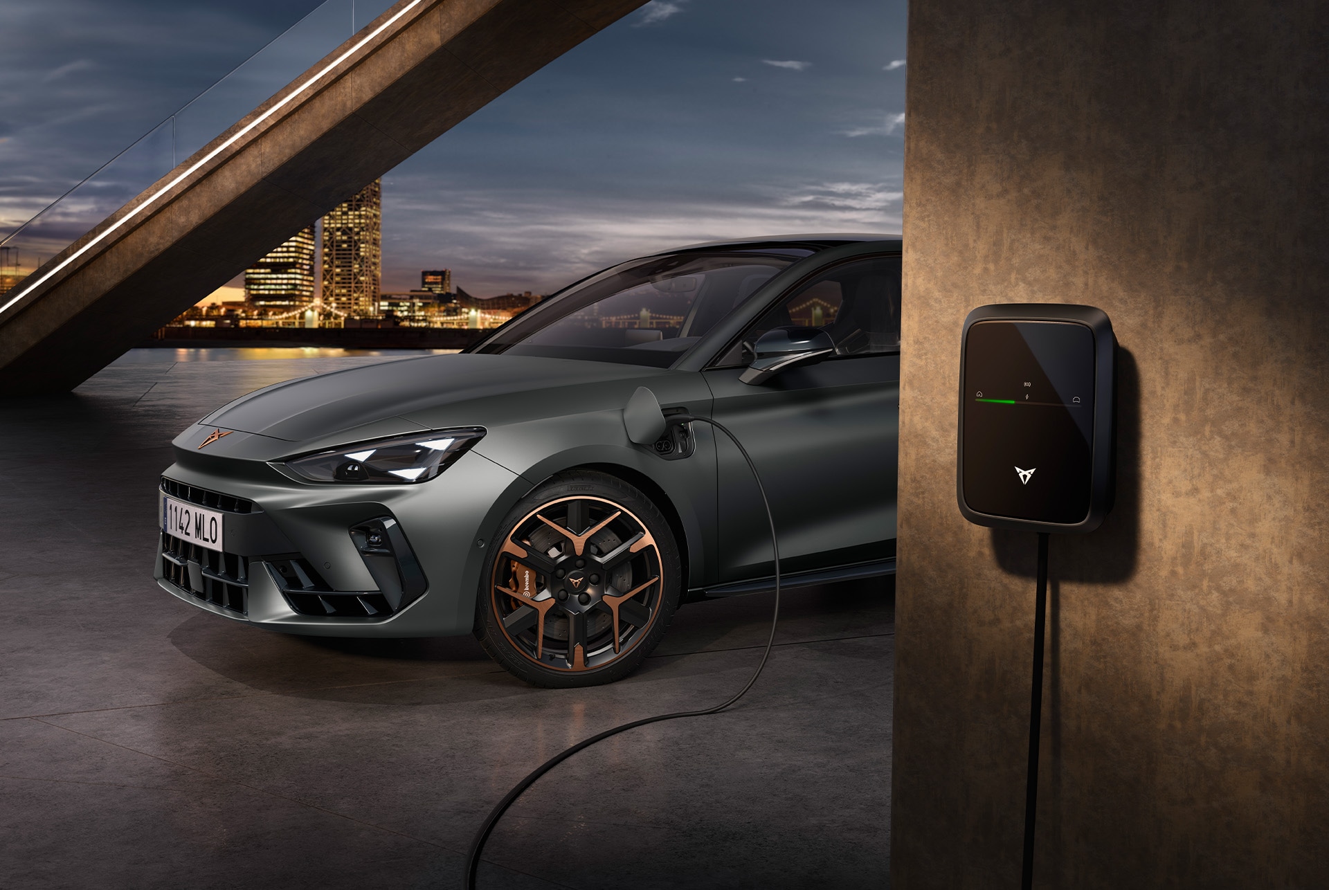 sida, halvbild av cupra leon vz e-hybrid i stadsmiljö
