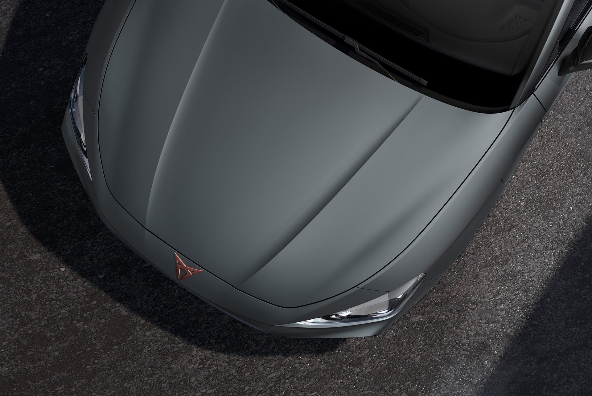 fågelperspektiv på en enceladusgrå matt ny cupra leon 2024 motorhuv