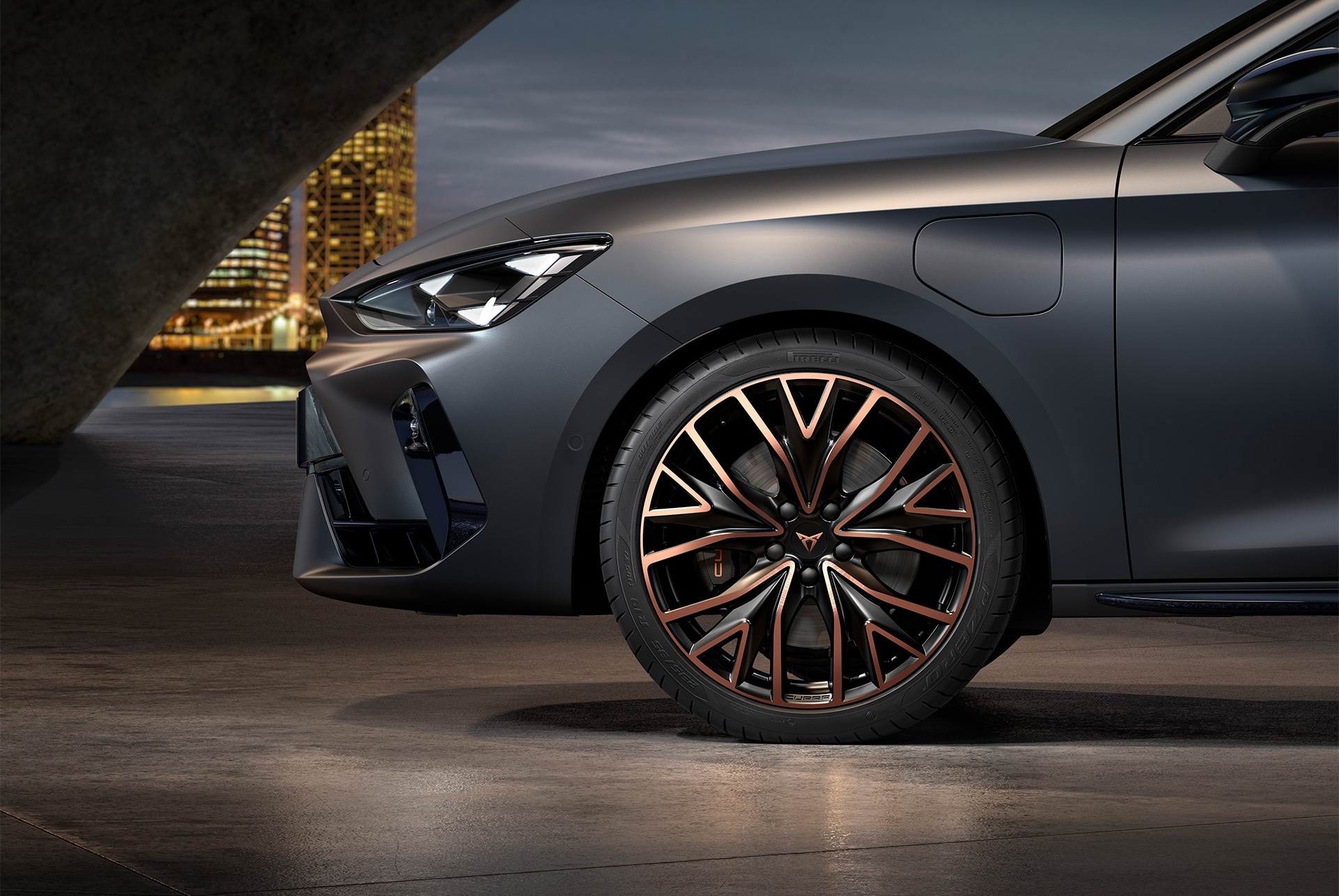 Främre sidovyav vänster lättmetallfälg i mistral copper för Cupra Leon