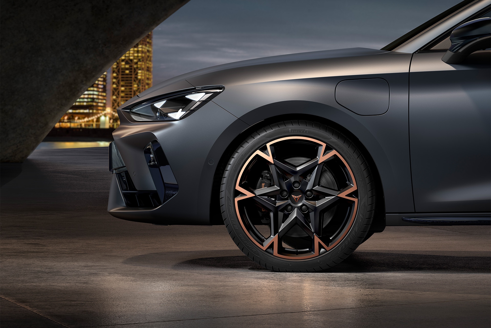 Främre sidovyav vänster lättmetallfälg i polar copper för Cupra Leon