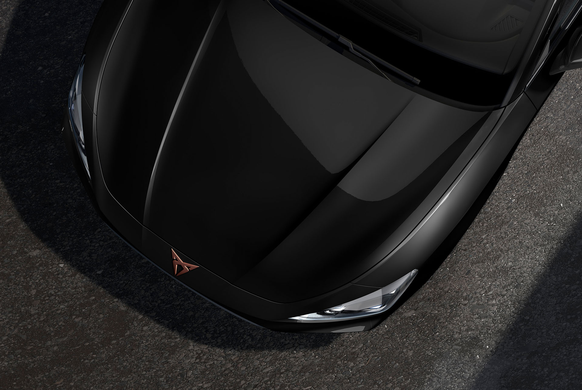Fågelperspektiv på en midnattssvart motorhuv på nya cupra leon 2024