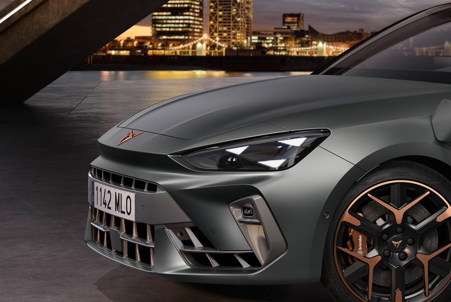 ny hybridbilsmodell cupra leon 2024 på laddningsutrustningspaket, LED-matrislampor med distinkta signaturstrålkastare.