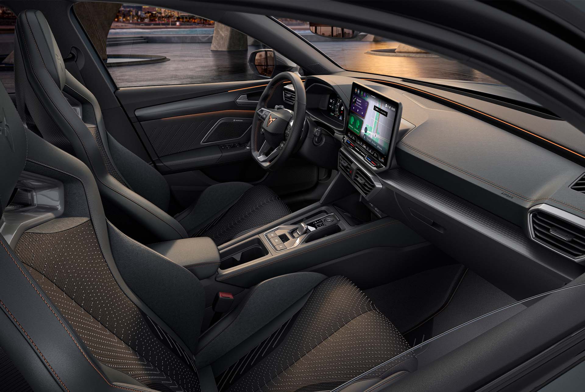 nya cupra leon 2024 extrem hybridbil interiördesign, sportiga skålade säten med värme och eldrift, med minnesinställningar för både förare och passagerare fram.