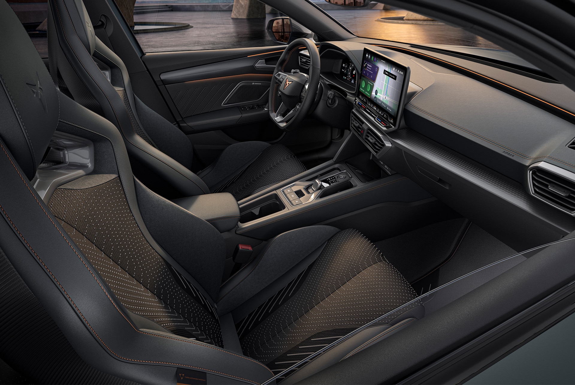 Cupra Leon extrem hybridbil interiördesign, sportiga skålade säten med värme och el, med minnesinställningar för både förare och passagerare fram.