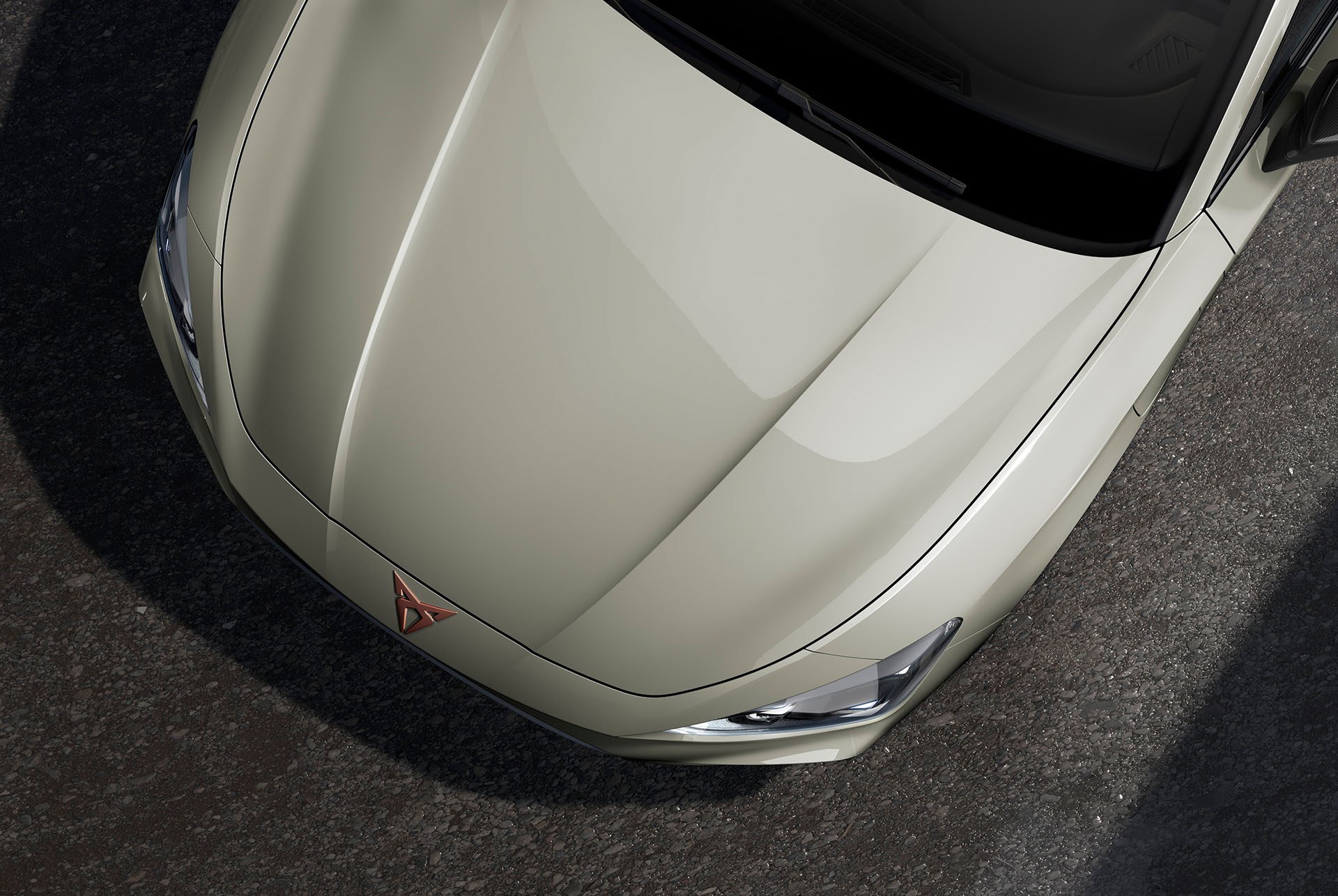 en taigagrå ny cupra leon 2024-motorhuv sedd ovanifrån