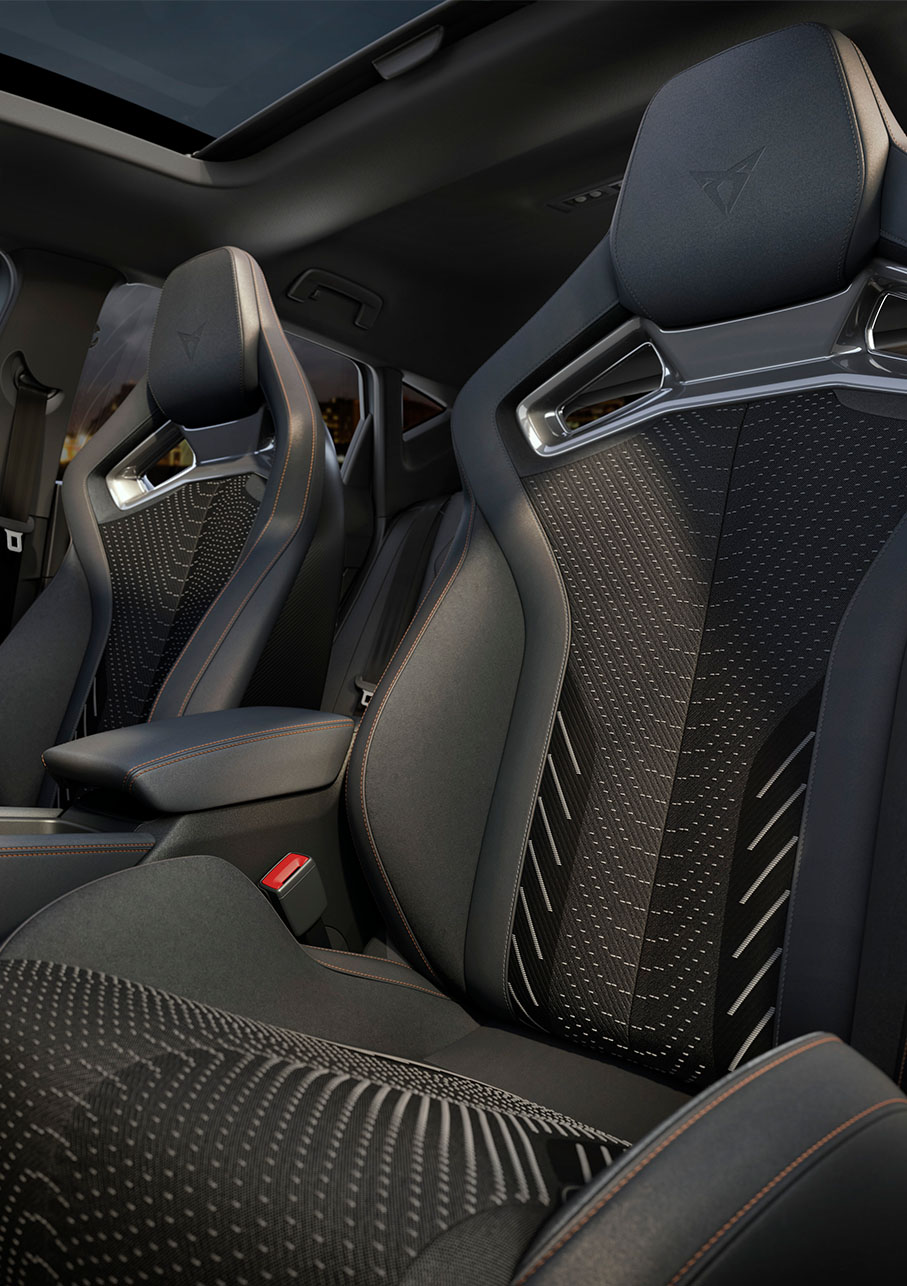 nya cupra leon 2024 hybridbil, inklusive skålade säten, cupra matrix LED-strålkastare, prestandabromsar och smidda fälgar som tillval. ratt och stadslandskap. 