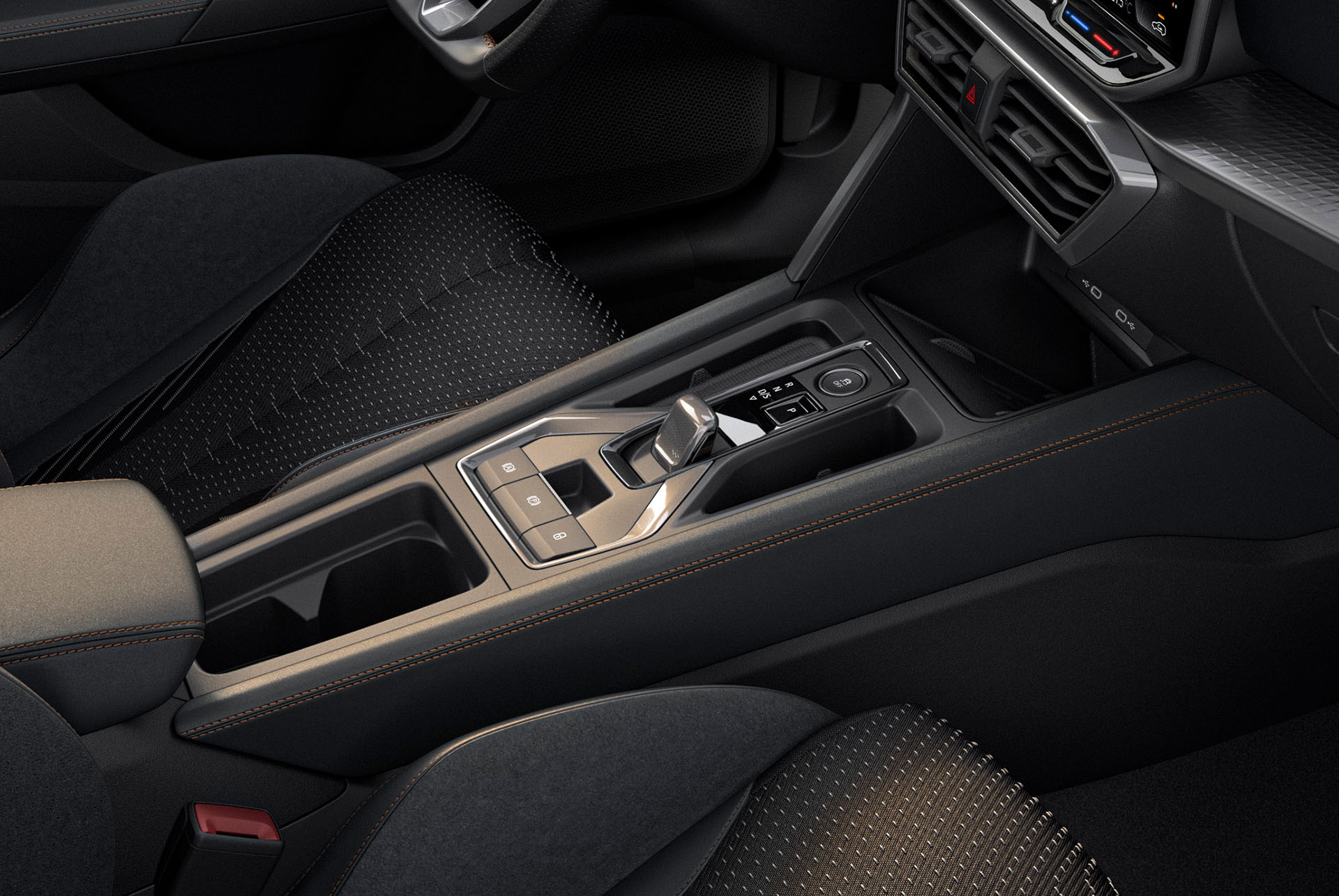 närbild av nya cupra leon 2024 hybridbilens interiördesign, mittkonsol, cupra connect-reglage, kopparsömmar, svarta och metalliska dekordetaljer.