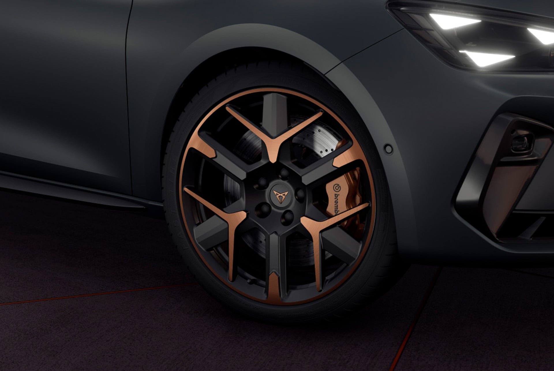 närbild av nya cupra leon 2024 med accent i hagelskuren koppar och svarta smidda fälgar med triangelformade strålkastare