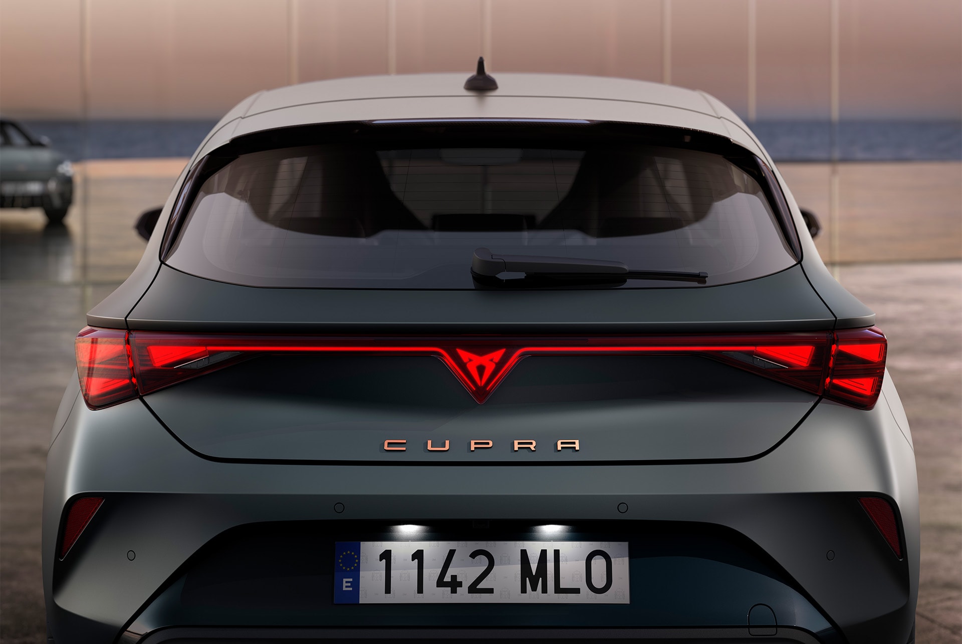 vy av nya cupra leon 2024 hybridbilens bagageutrymme och baklyktor, LED-belysning, integrerad LED cupra-logotyp