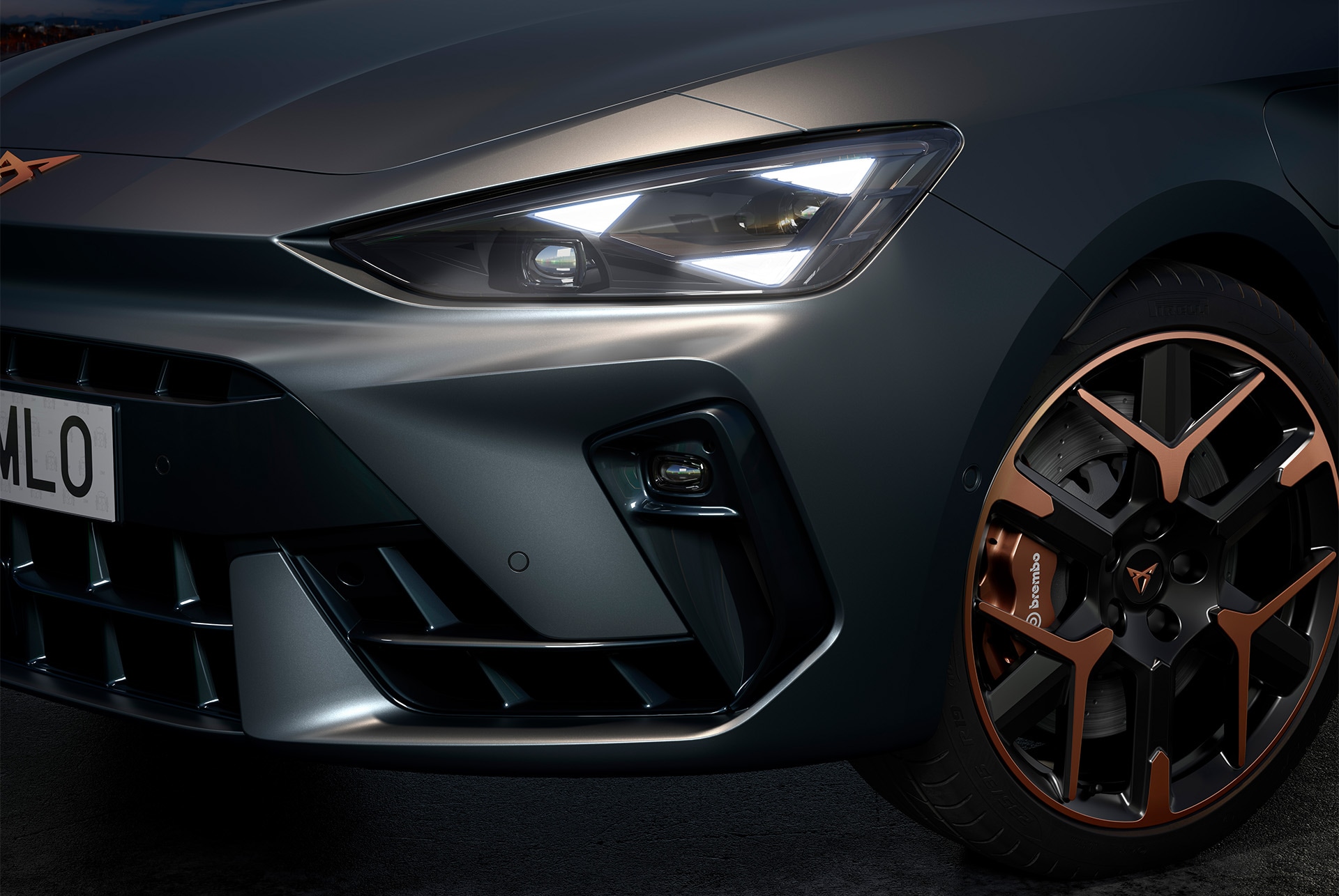 närbild av nya cupra leon 2024 hybridbil, strålkastare och 19-tums smidda fälgar med hagelskurna koppardetaljer och enceladus grey matt kaross