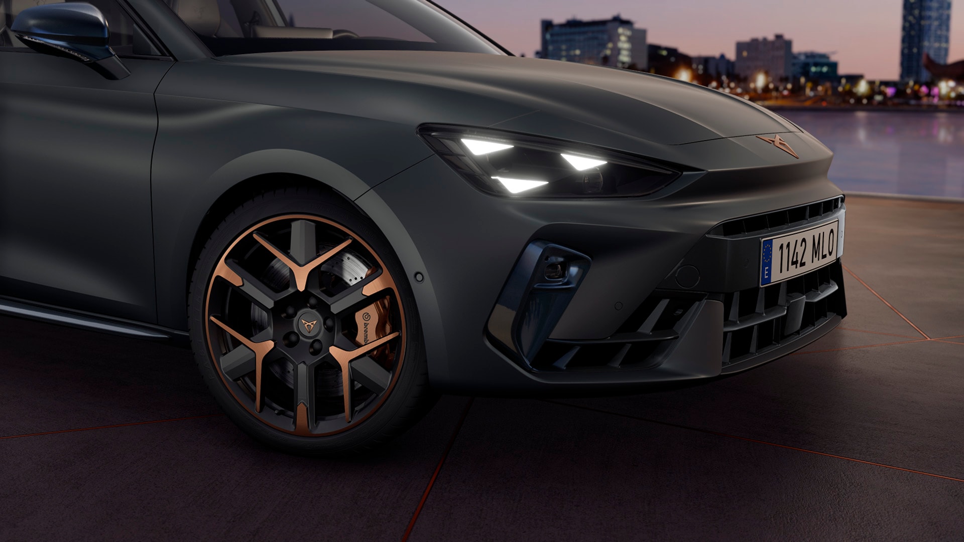 närbild av nya cupra leon 2024 med accent i hagelskuren koppar och svarta smidda fälgar med triangelformade strålkastare