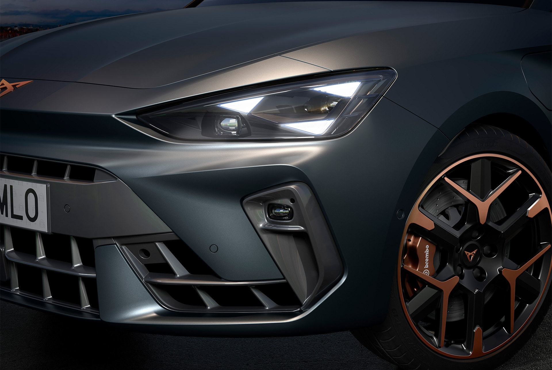 närbild av nya cupra leon 2024 hybridbil, strålkastare och 19-tums smidda fälgar med hagelskurna koppardetaljer och enceladus grey matt kaross