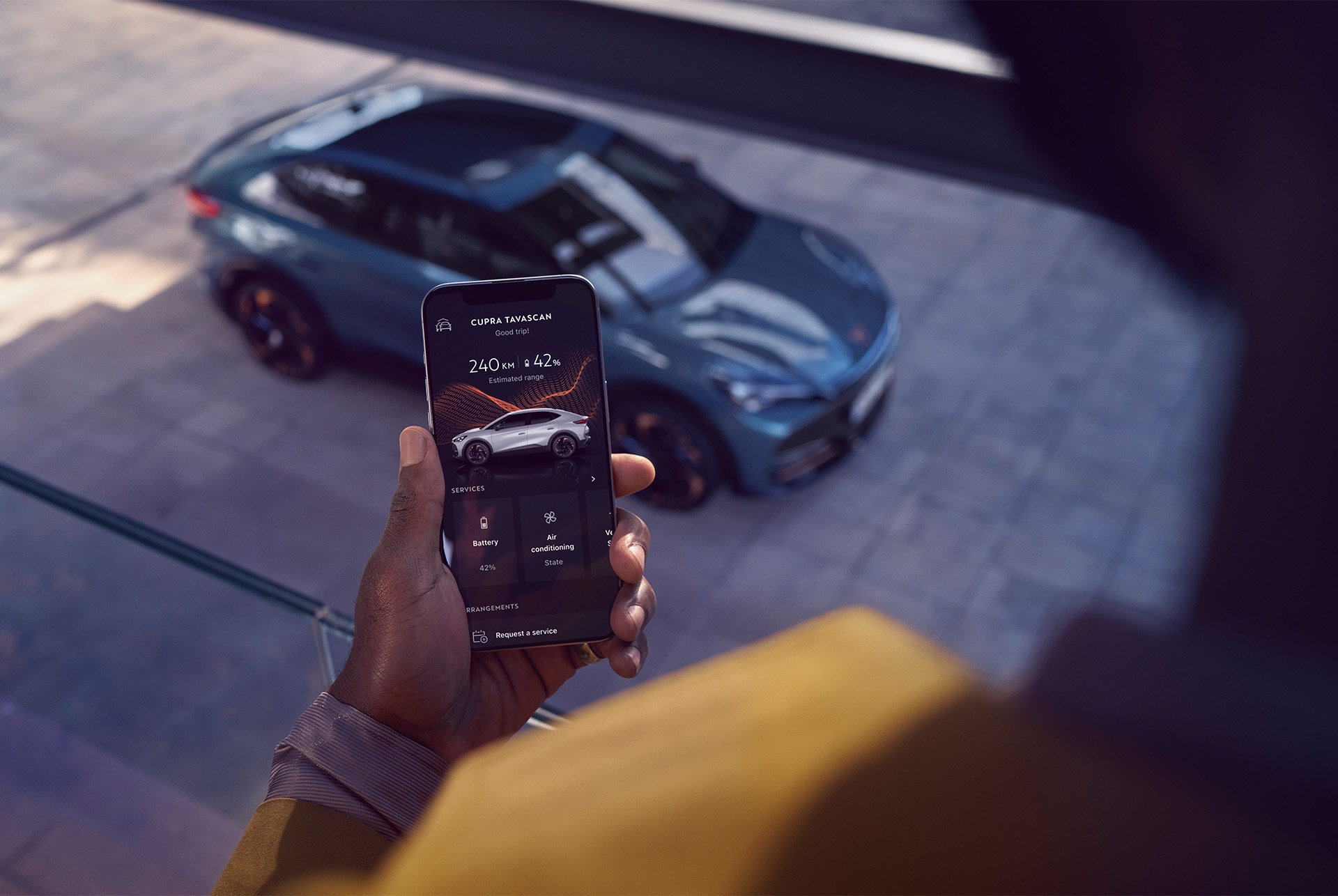 ny cupra tavascan 2024, person som håller i telefon för att komma åt min cupra-app för fjärrlåsning