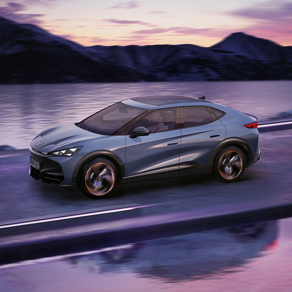 Nya CUPRA Tavascan Blue Metallic med Travel Assist och adaptiv farthållare (ACC)