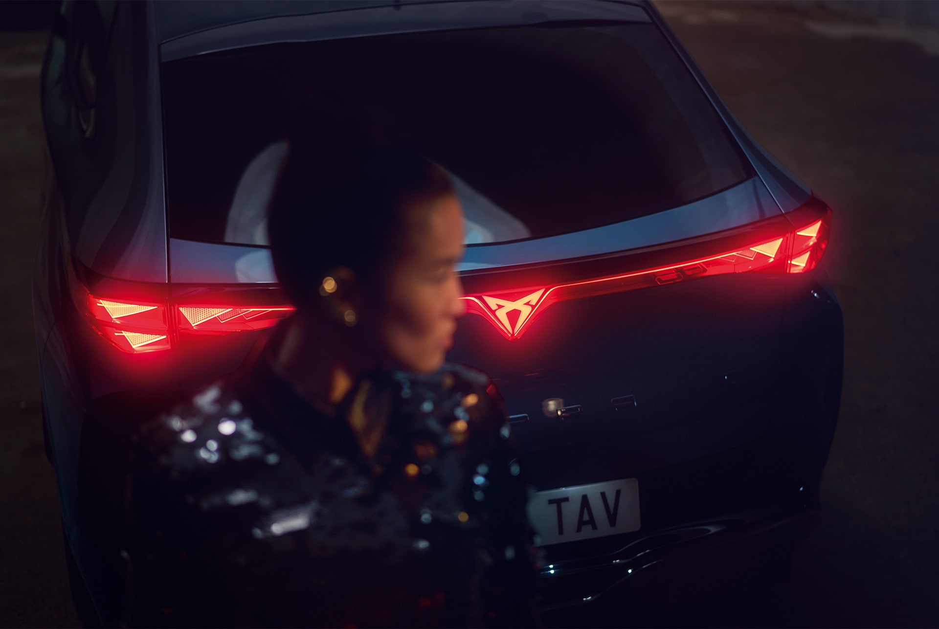 electric blue new cupra tavascan 2024 bakljus i rött