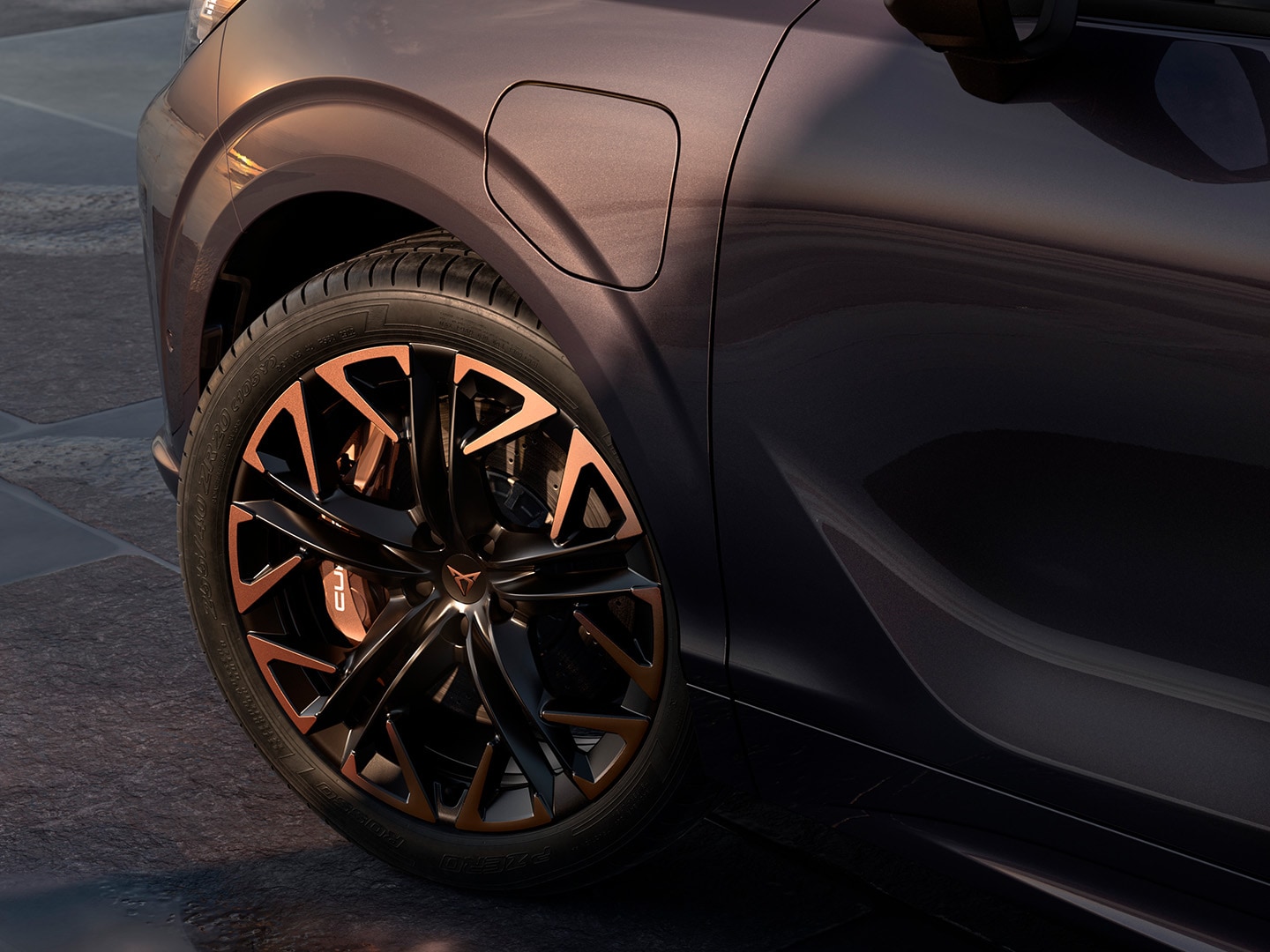 vy från sidan på CUPRA Terramar med maximal bromskraft, parkerad vid vatten, lyfter fram färgen Dark Void och 20-tumsfälgarna Hadron Copper.