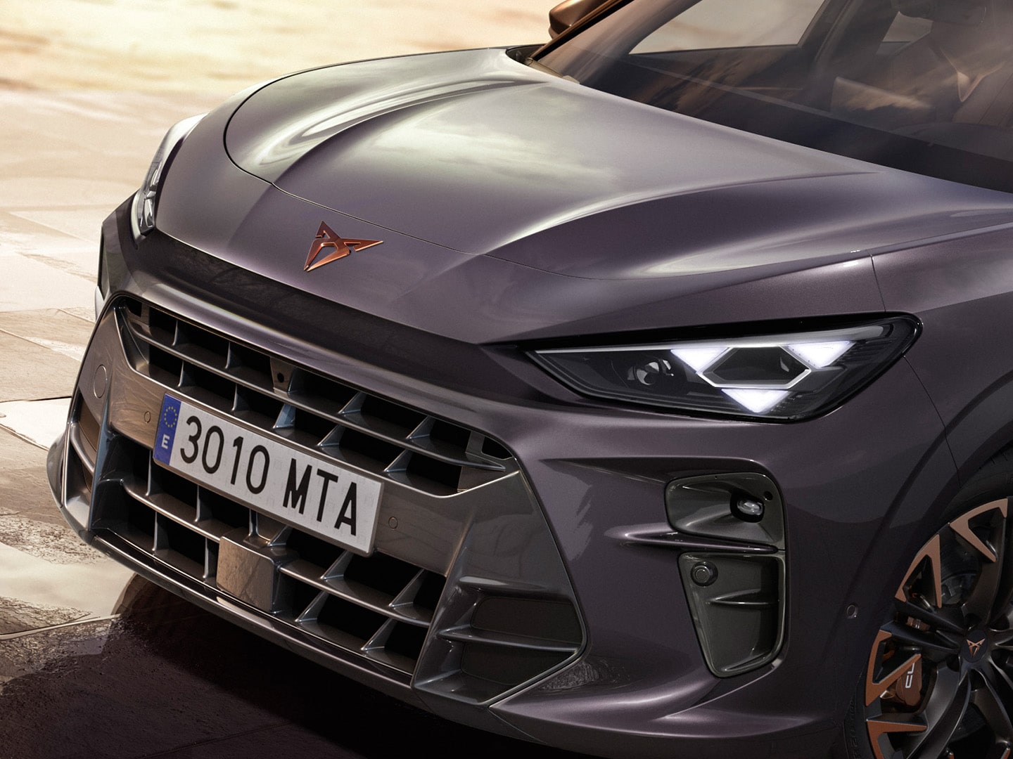 CUPRA Terramar med CUPRA Matrixstrålkastare LED Ultra och nya generationens triangulära strålkastare.