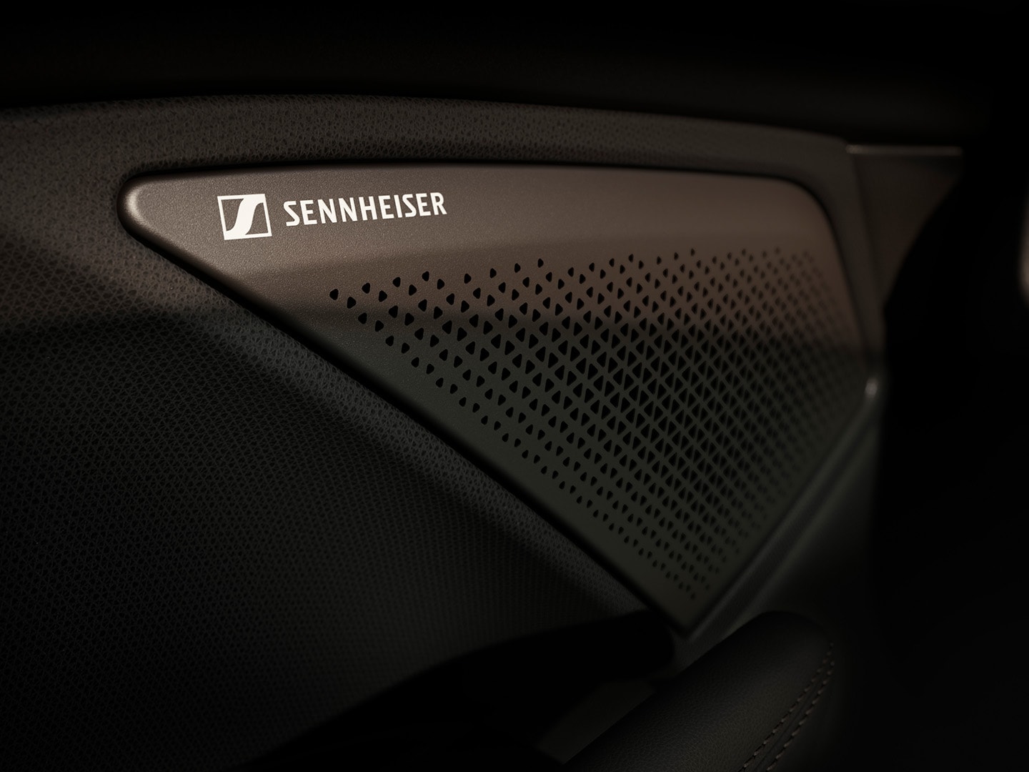Sennheiser AMBEO Immersive Sound System high fidelity 12-högtalarsystem i CUPRA Terramar, visar Sennheisers logotyp. Närbild.