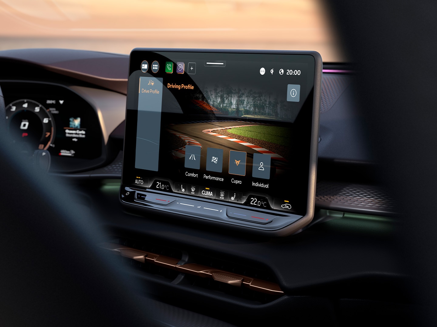 CUPRA Terramar 12.9-tums infotainmentsystem visar nya Dynamic Chassis Control (DCC), som ökar kördynamiken med adaptiva dämpare.